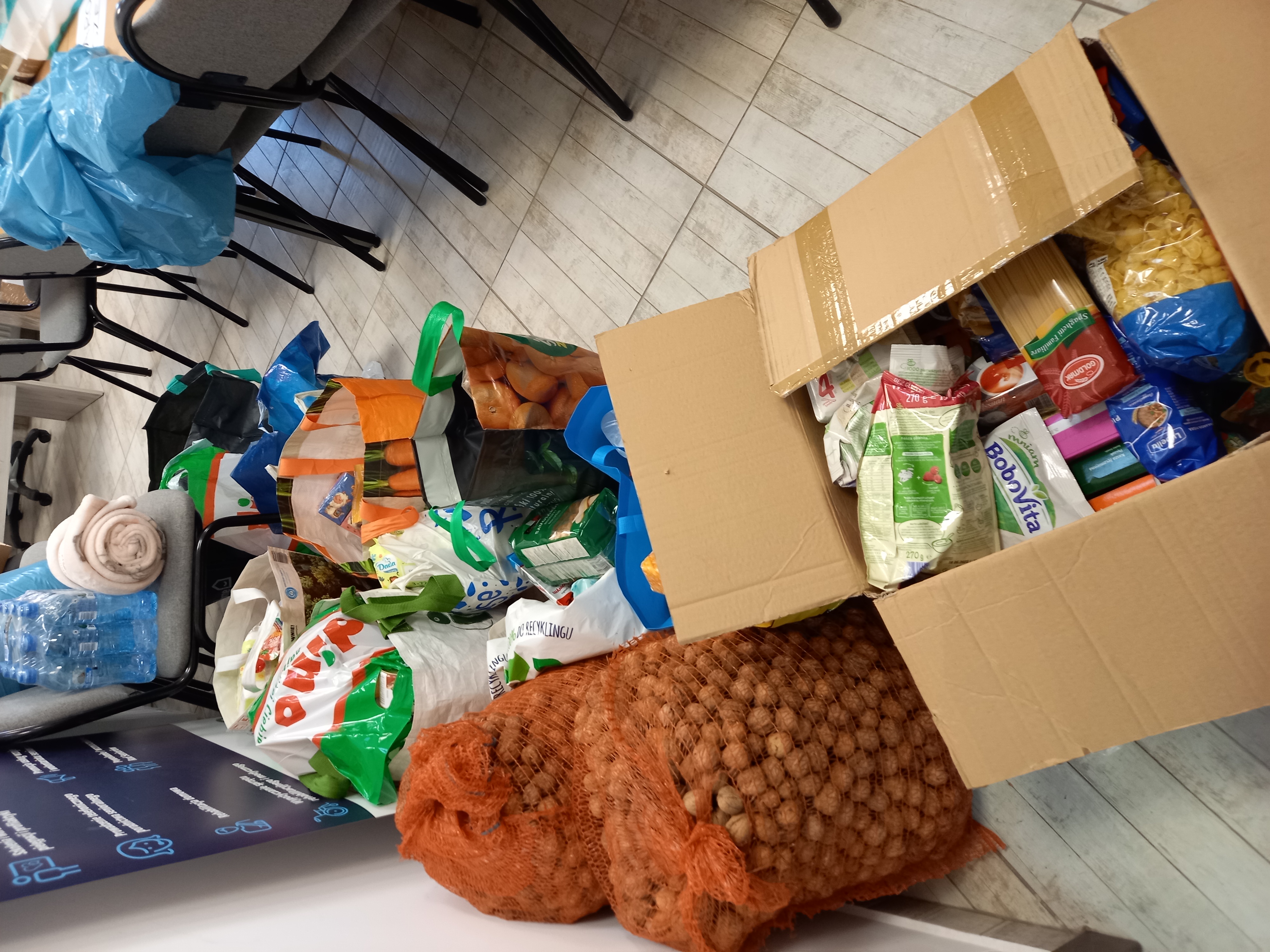 Przekazane artykuły w torbach i kartonach