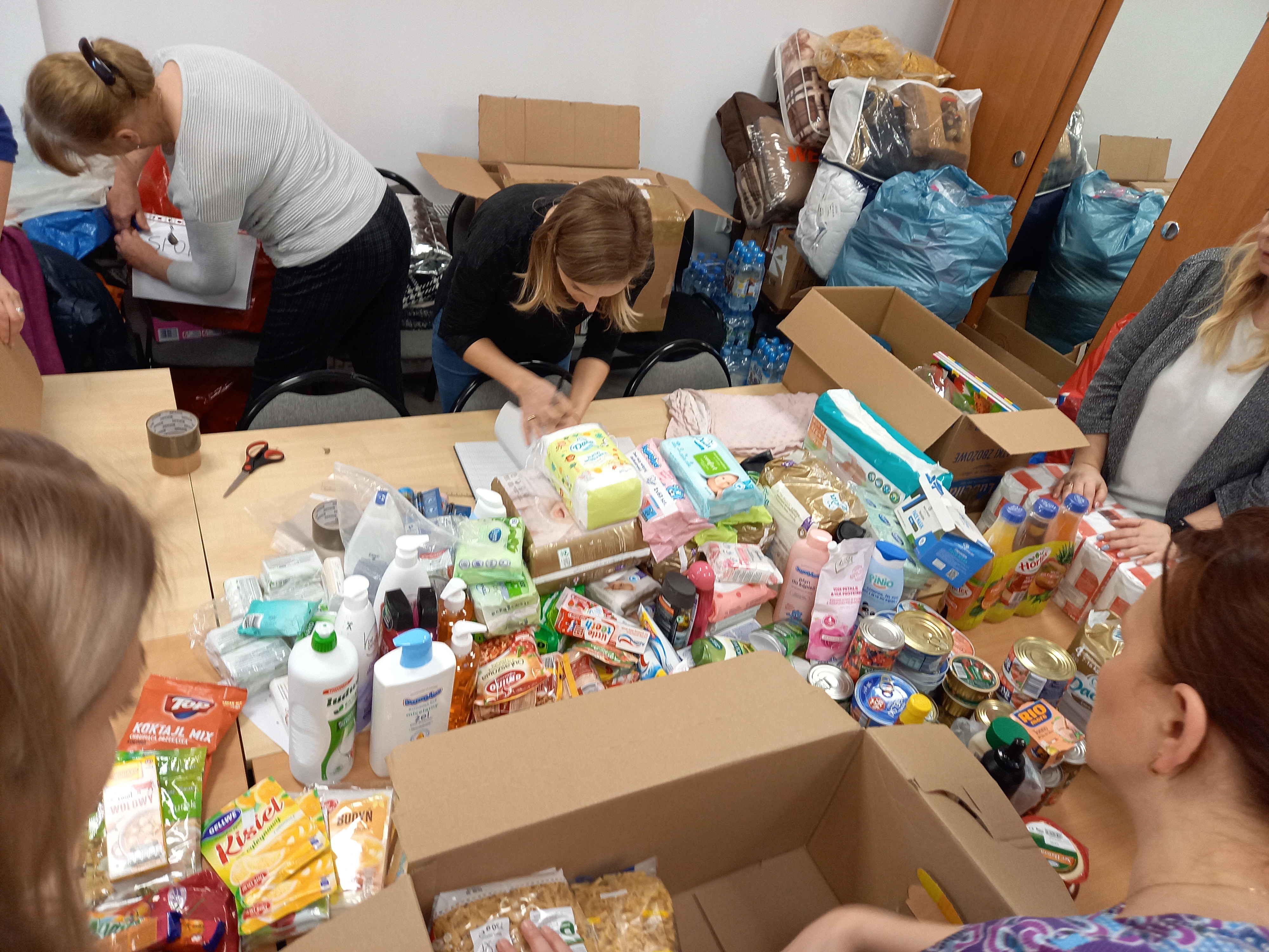 Artykuły wyłożone na stole w trakcie segregacji przez pracowników OPS