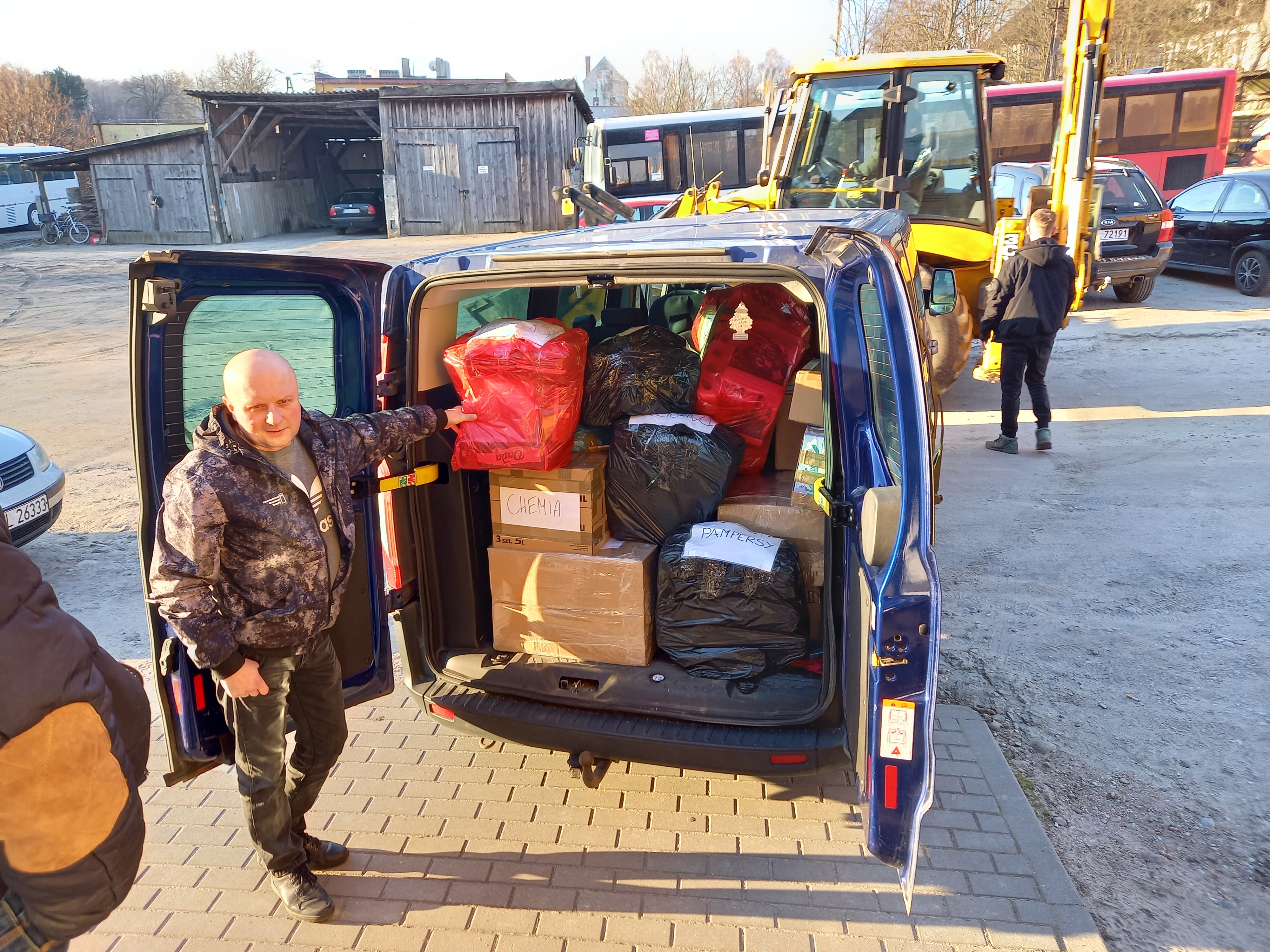 Bus załadowany kartonami i workami