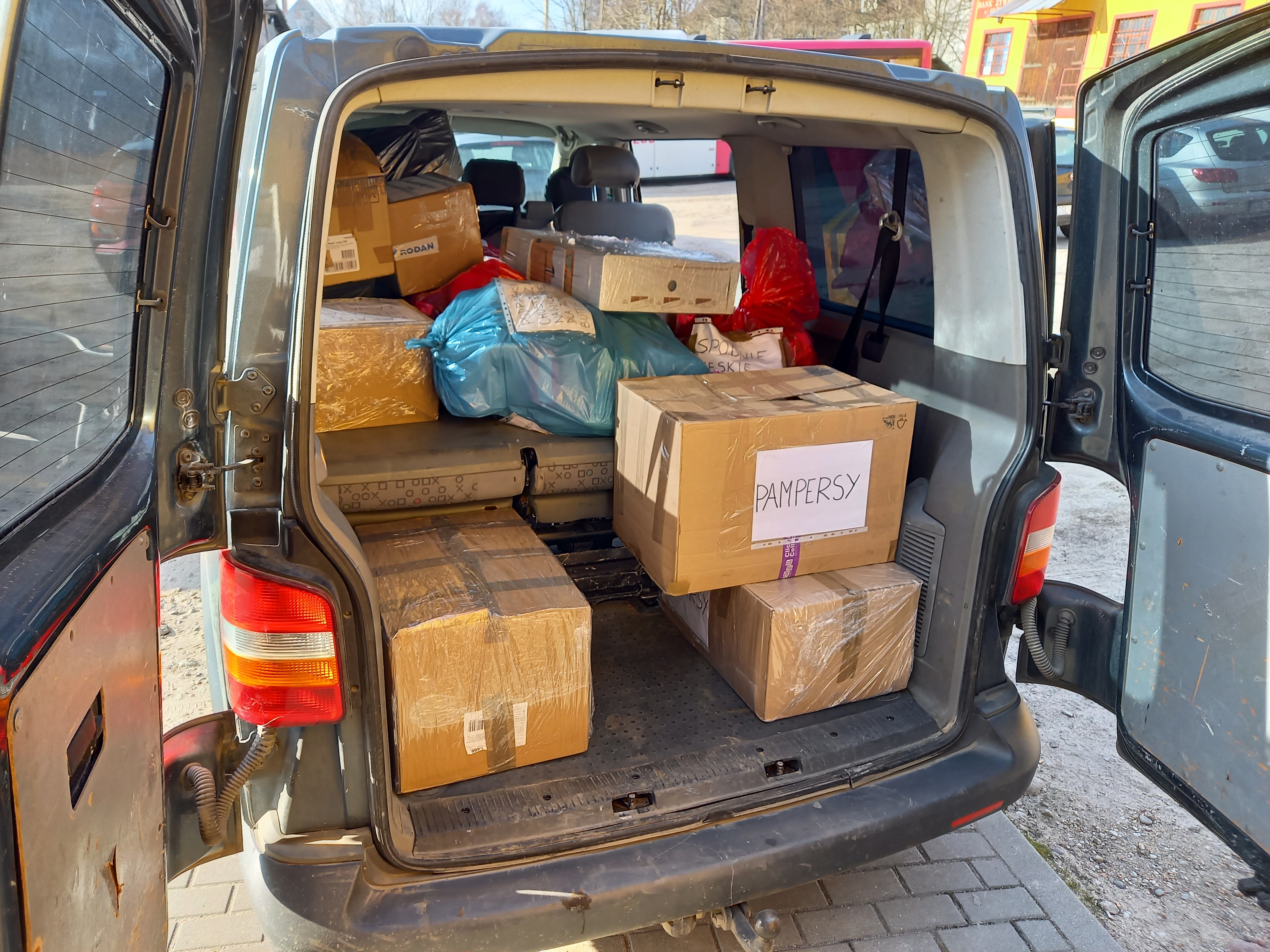 Bus załadowany kartonami