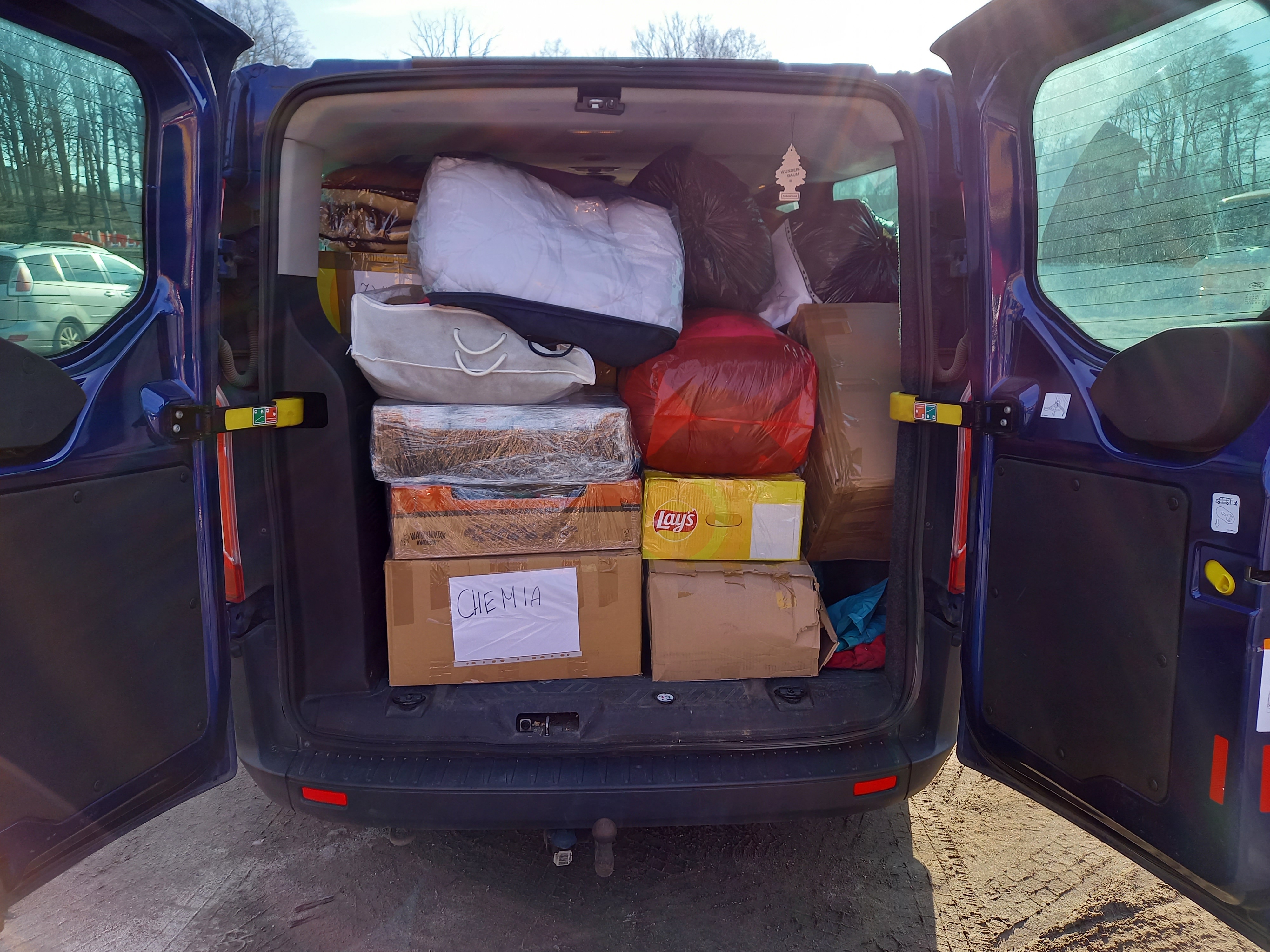 Bus załadowany kartonami i workami