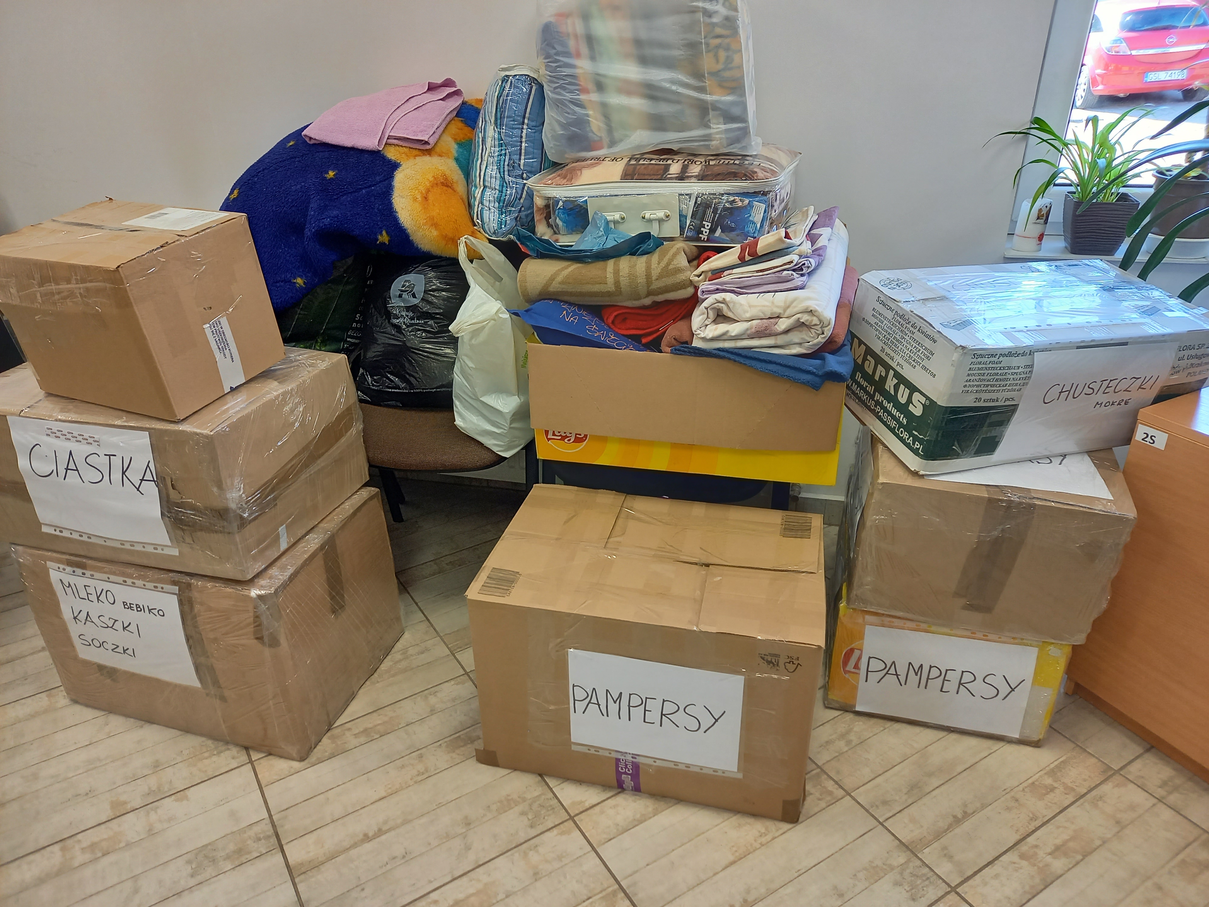 Opisane kartony z darami dla Ukrainy