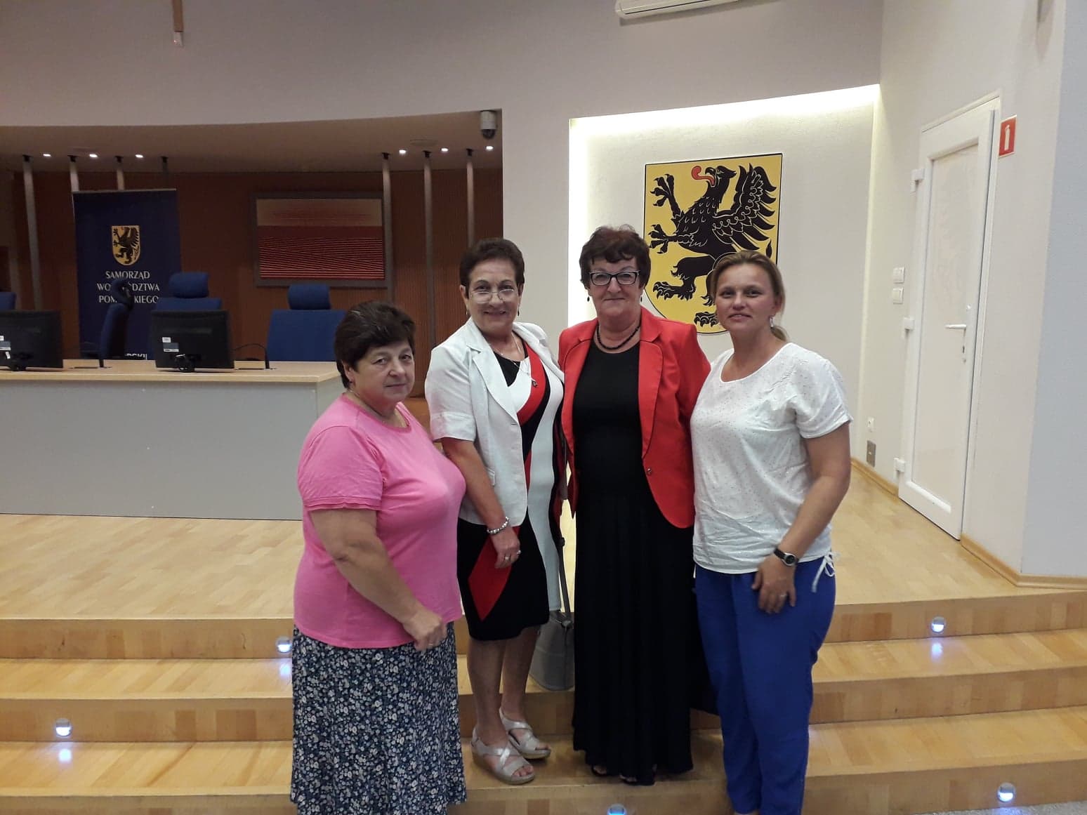 Reprezentacja projektu Srebrna Sieć z gminy Główczyce w holu Urzędu Marszałkowskiego w Gdańsku.