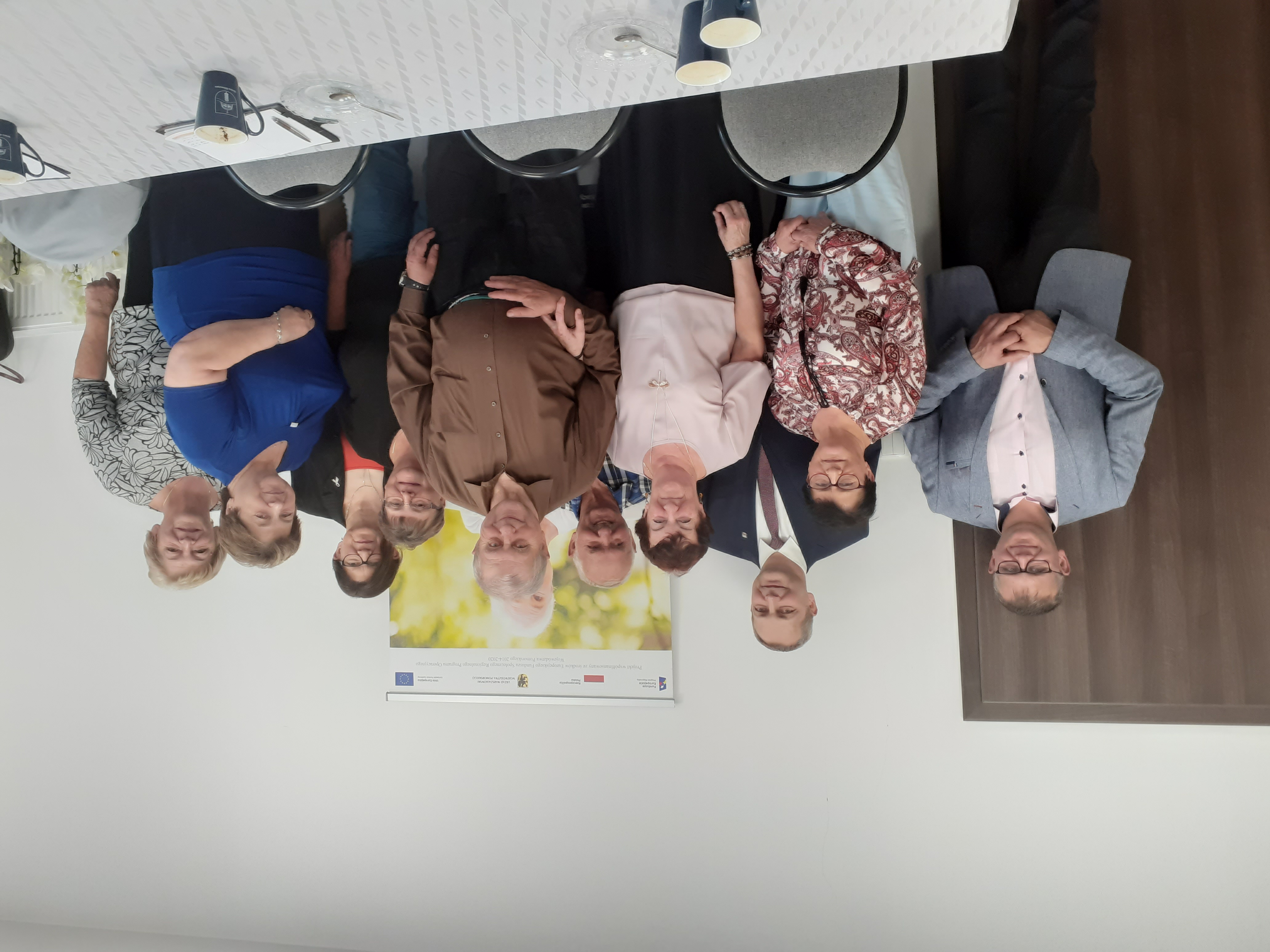 Członkowie Rady Seniorów pozujący do zdjęcia w towarzystwie wicewójta i przewodniczącego Rady Gminy