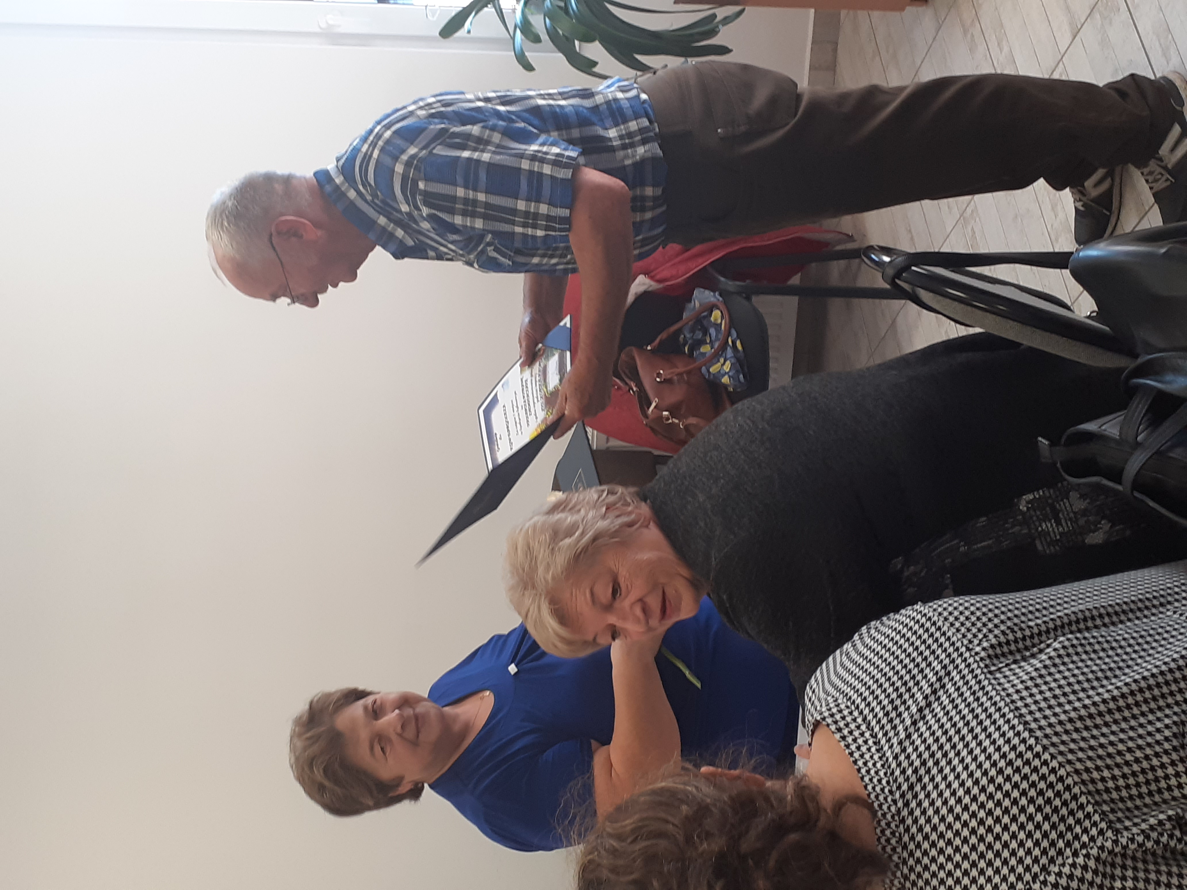 Przewodniczący Rady Seniorów wręczający gratulacje dla przedstawicielki KGW w Dargolezie