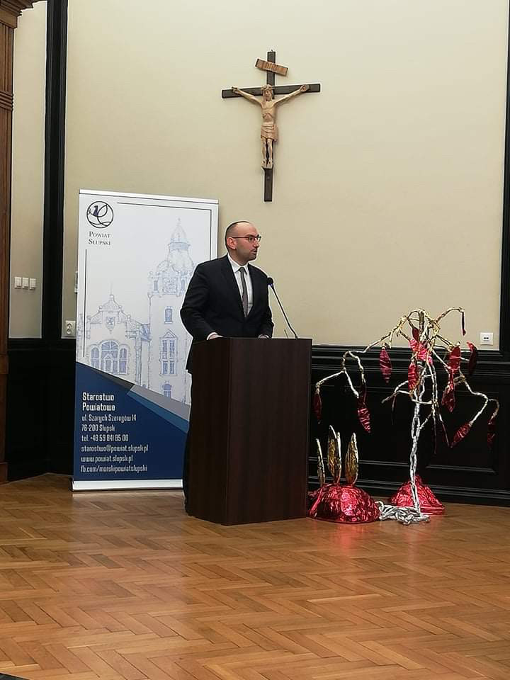 Starosta słupski przy mównicy.