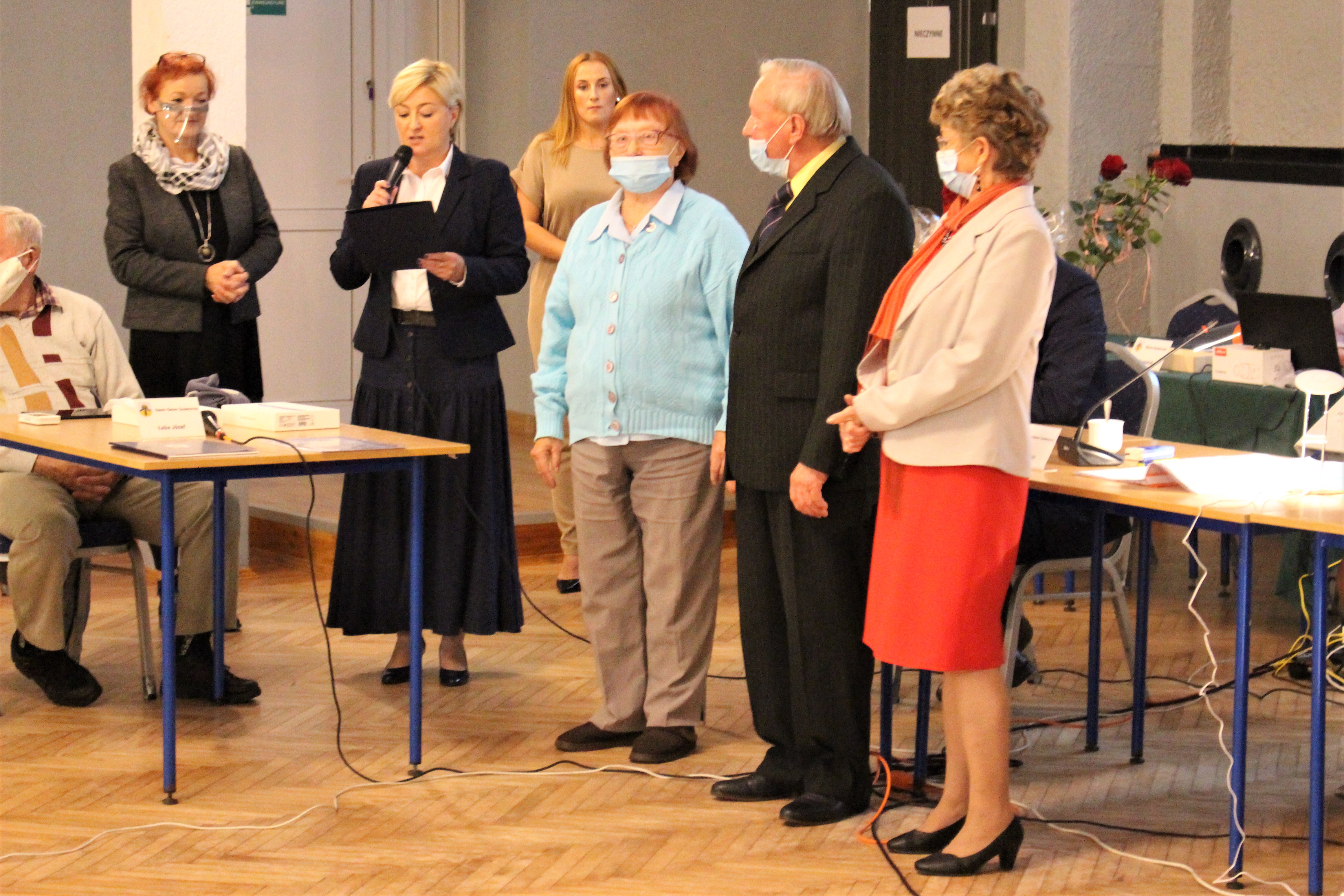 Sekretarz gminy ogłaszająca podczas Rady Gminy Główczyce laureatów konkursu Srebrne Serce
