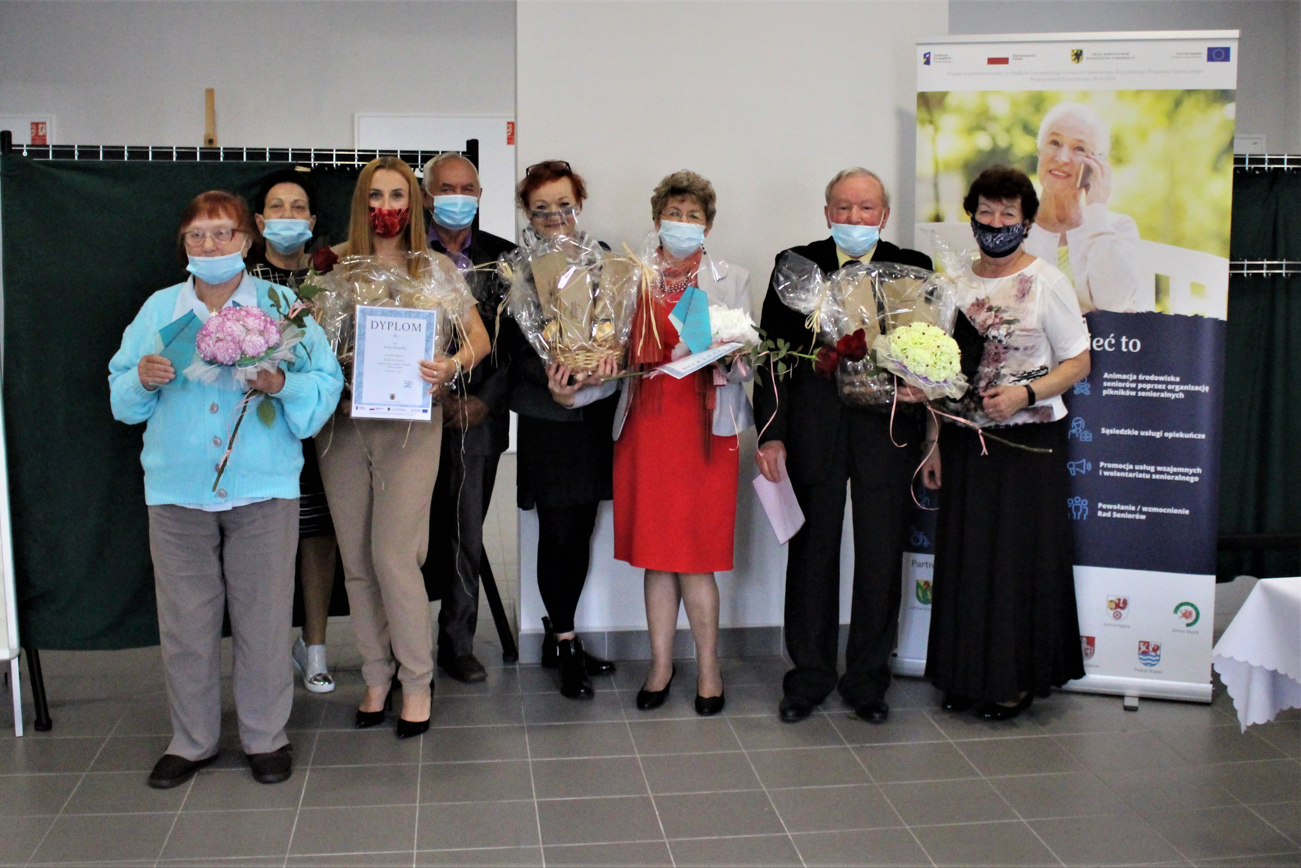 Laureaci konkursu w towarzystwie kierownika OPS, animatora lokalnego projektu Srebrna Sieć oraz trzech członków Rady Seniorów Gminy Główczyca