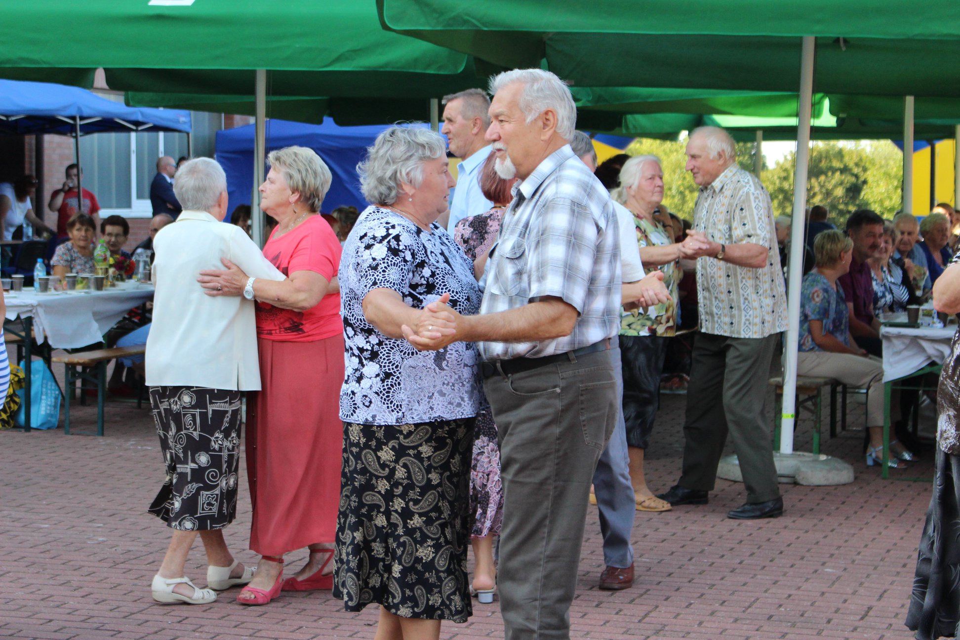Seniorzy podczas tańców.