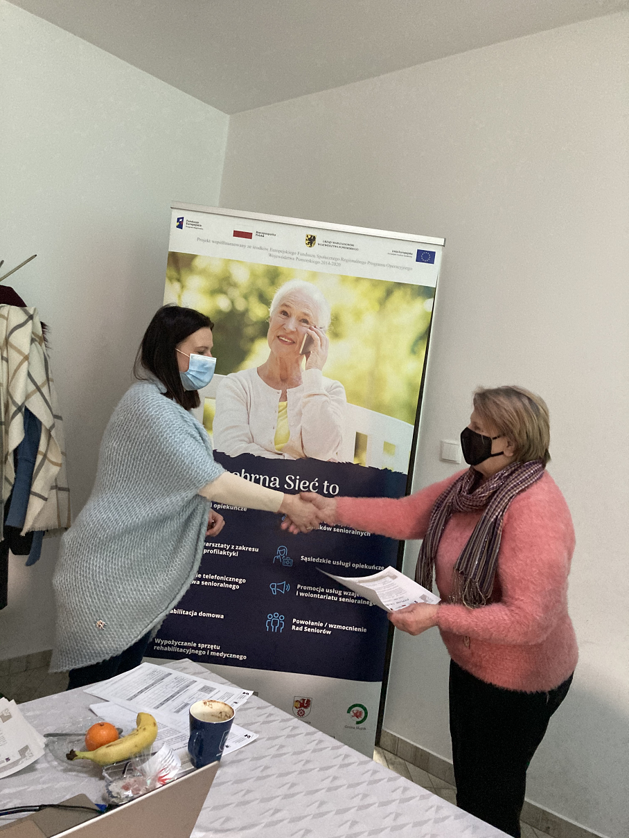 Trenerka wręczająca dyplon opiekunce uczestniczącej w szkoleniach