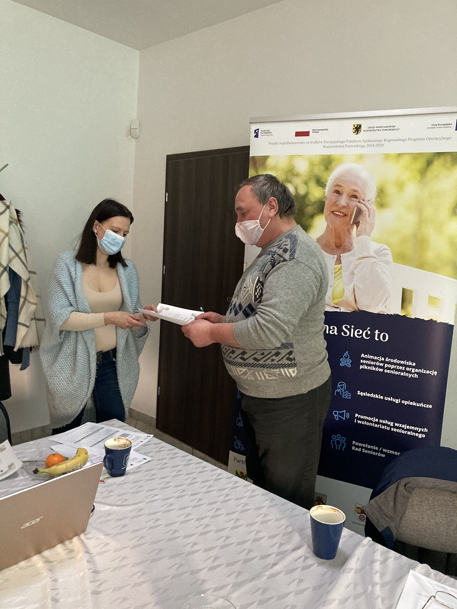 Trenerka wręczająca dyplom opiekunowi