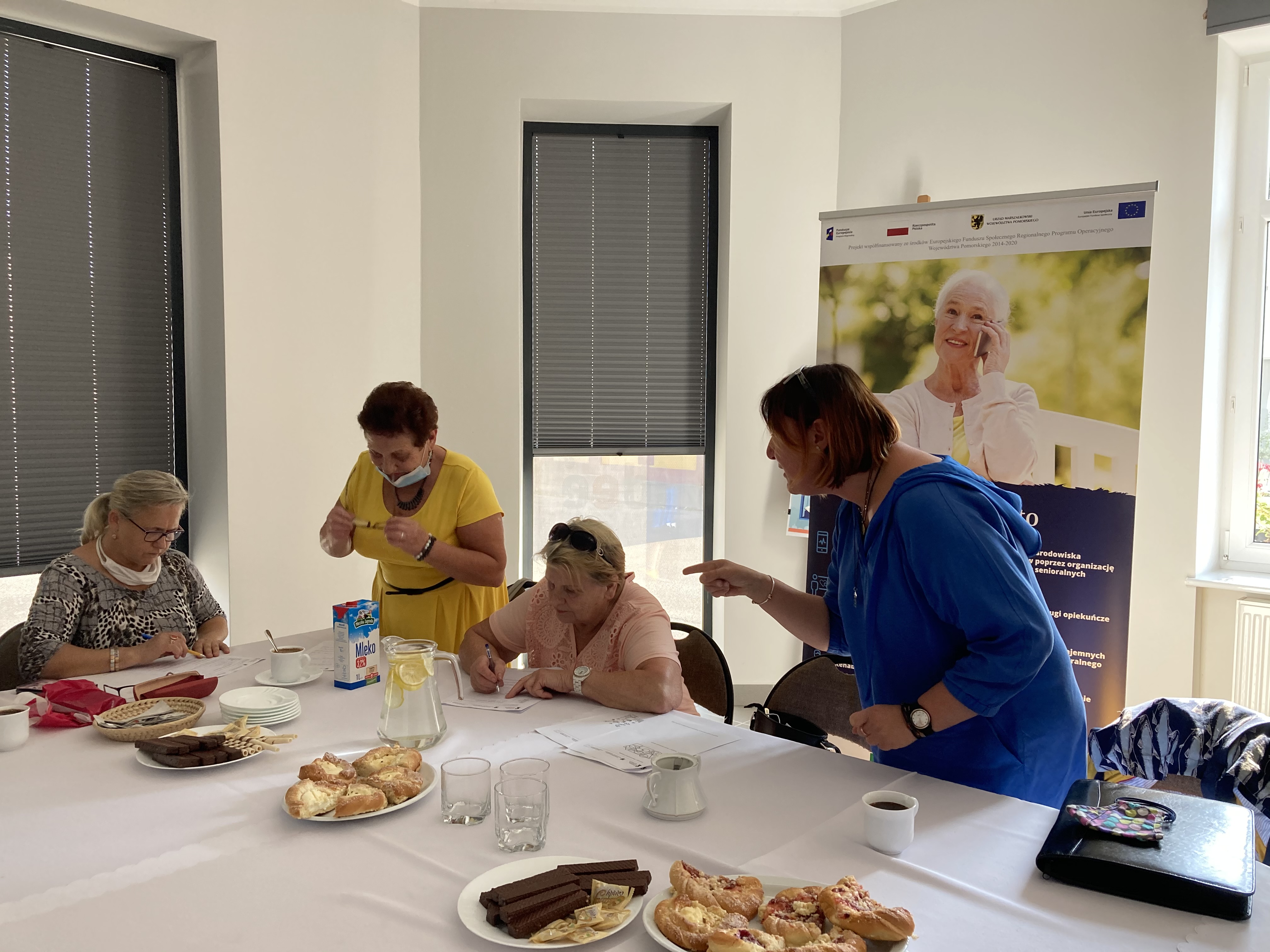 Opiekunowie przy stole podczas szkolenia.