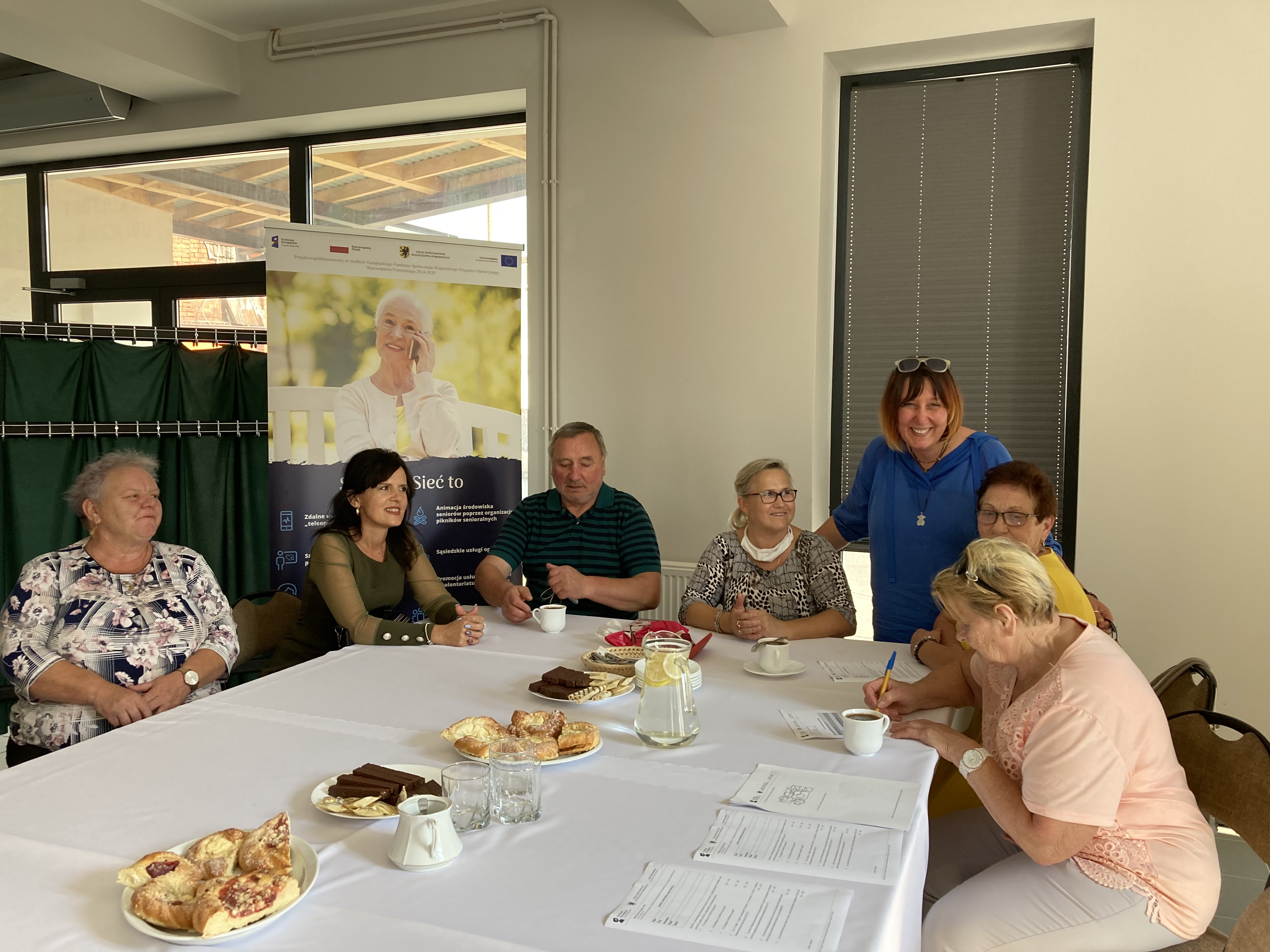 Opiekunowie skupieni wokół stołu podczas szkolenia