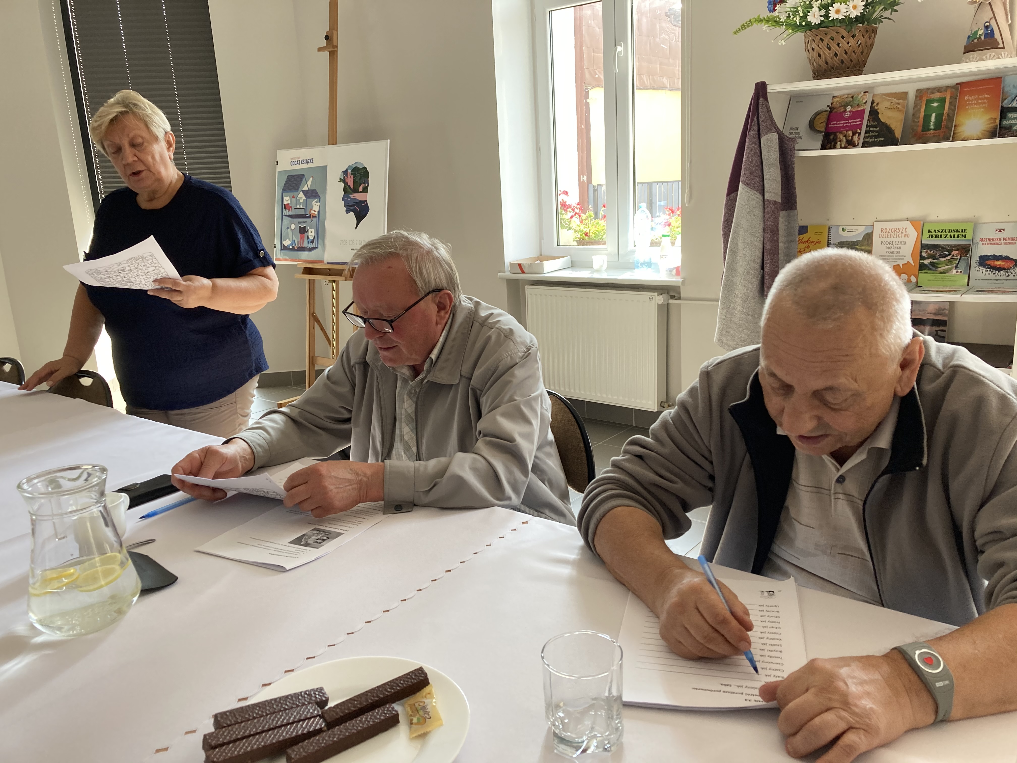 Seniorzy podczas szkolenia - realizujący zadania pisemne.