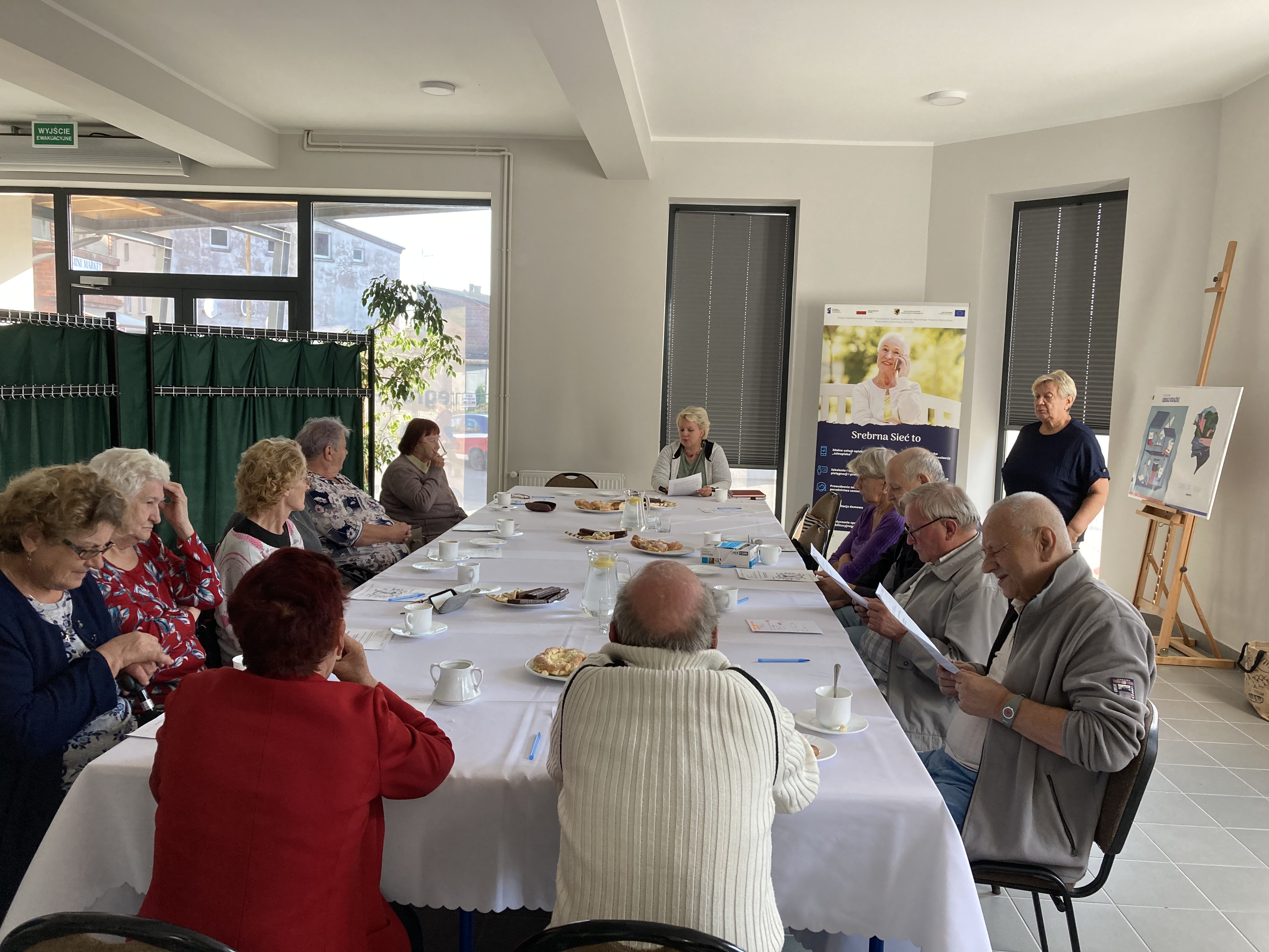 Uczestnicy szkolenia skupieni wokół stołu.