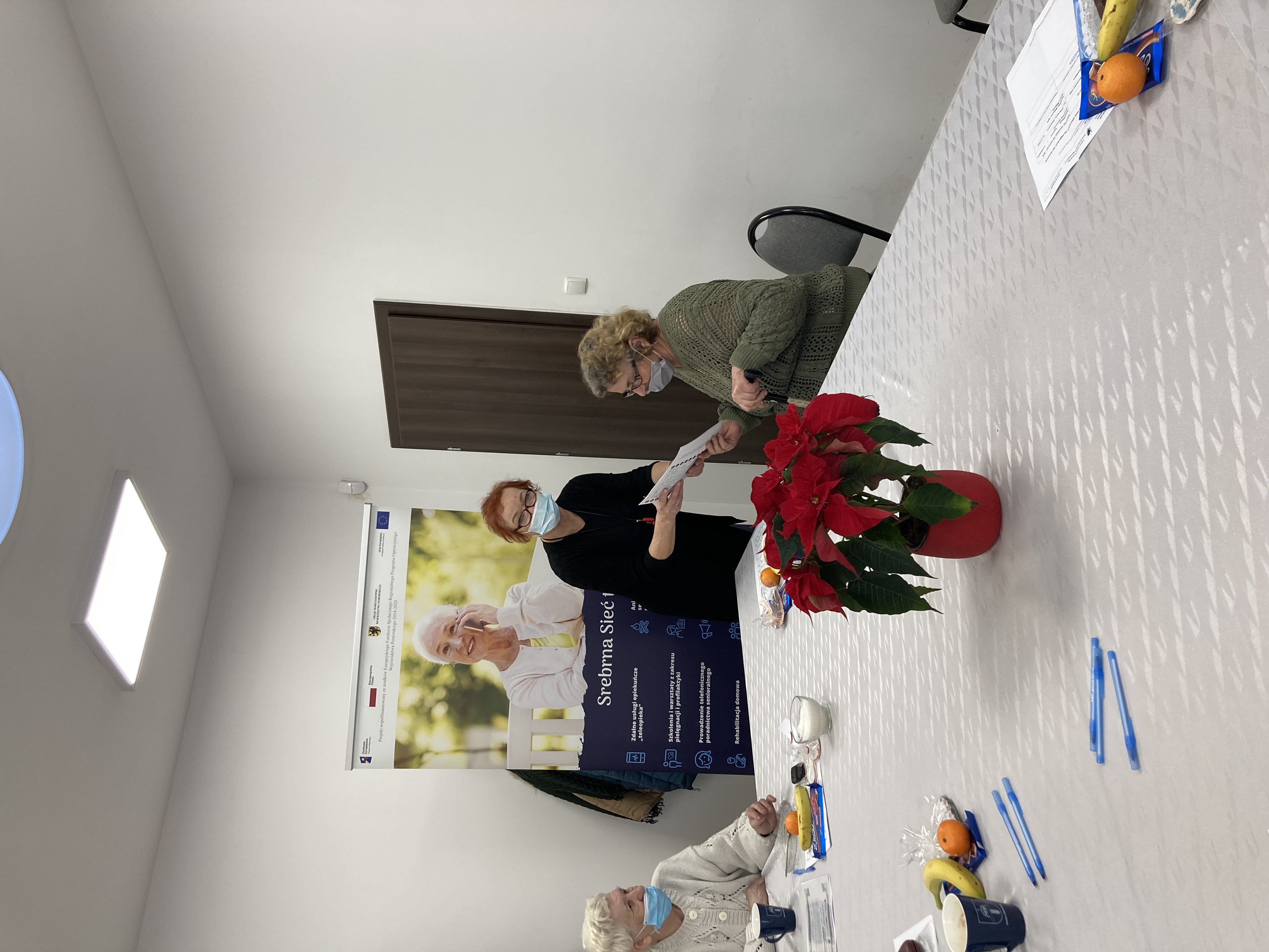 Seniorzy podczas szkolenia w towarzystwie kierownika OPS