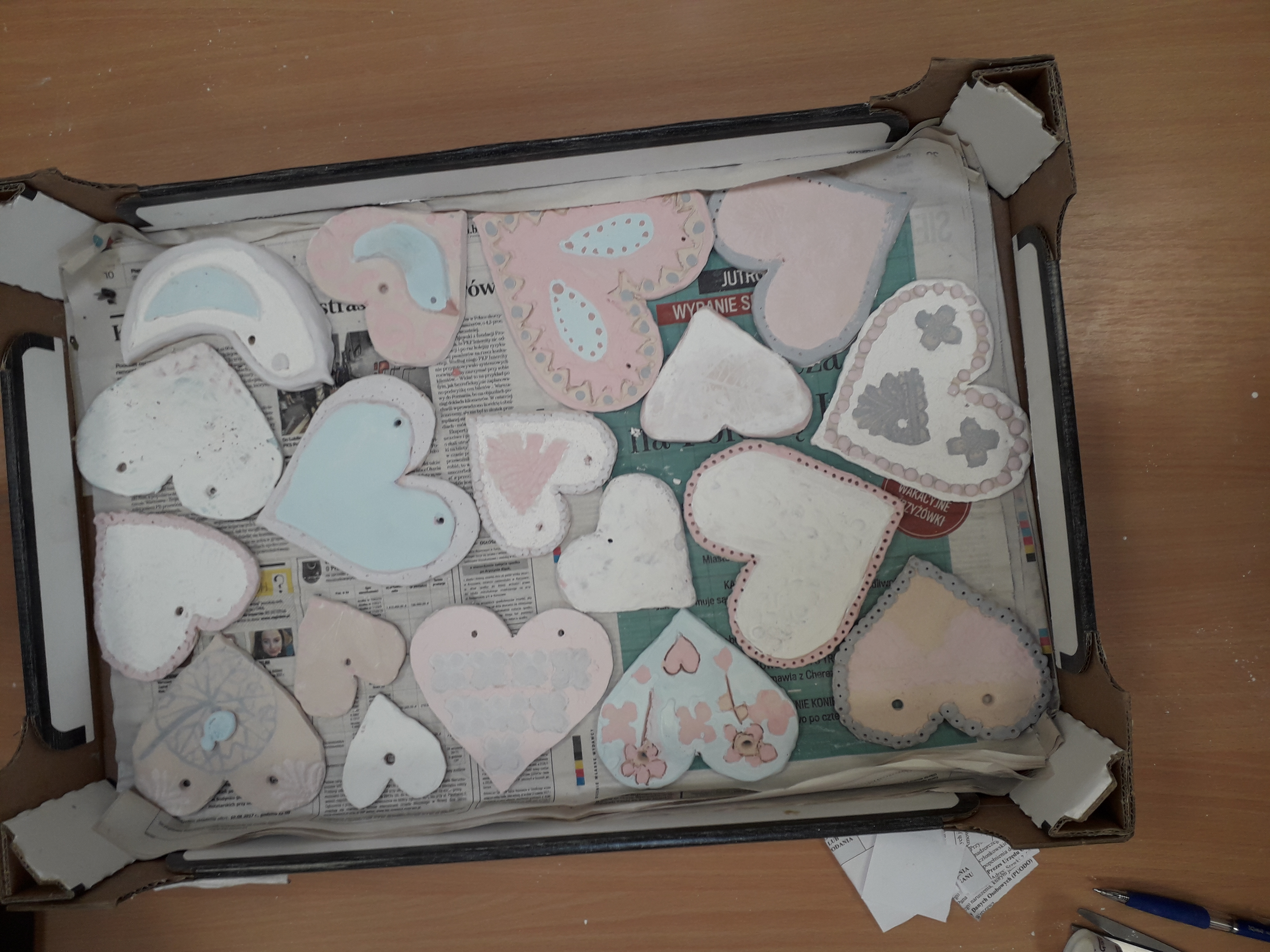 Efekty pracy uczestników szkolenia - ułożone na tacce udekorowane serca.