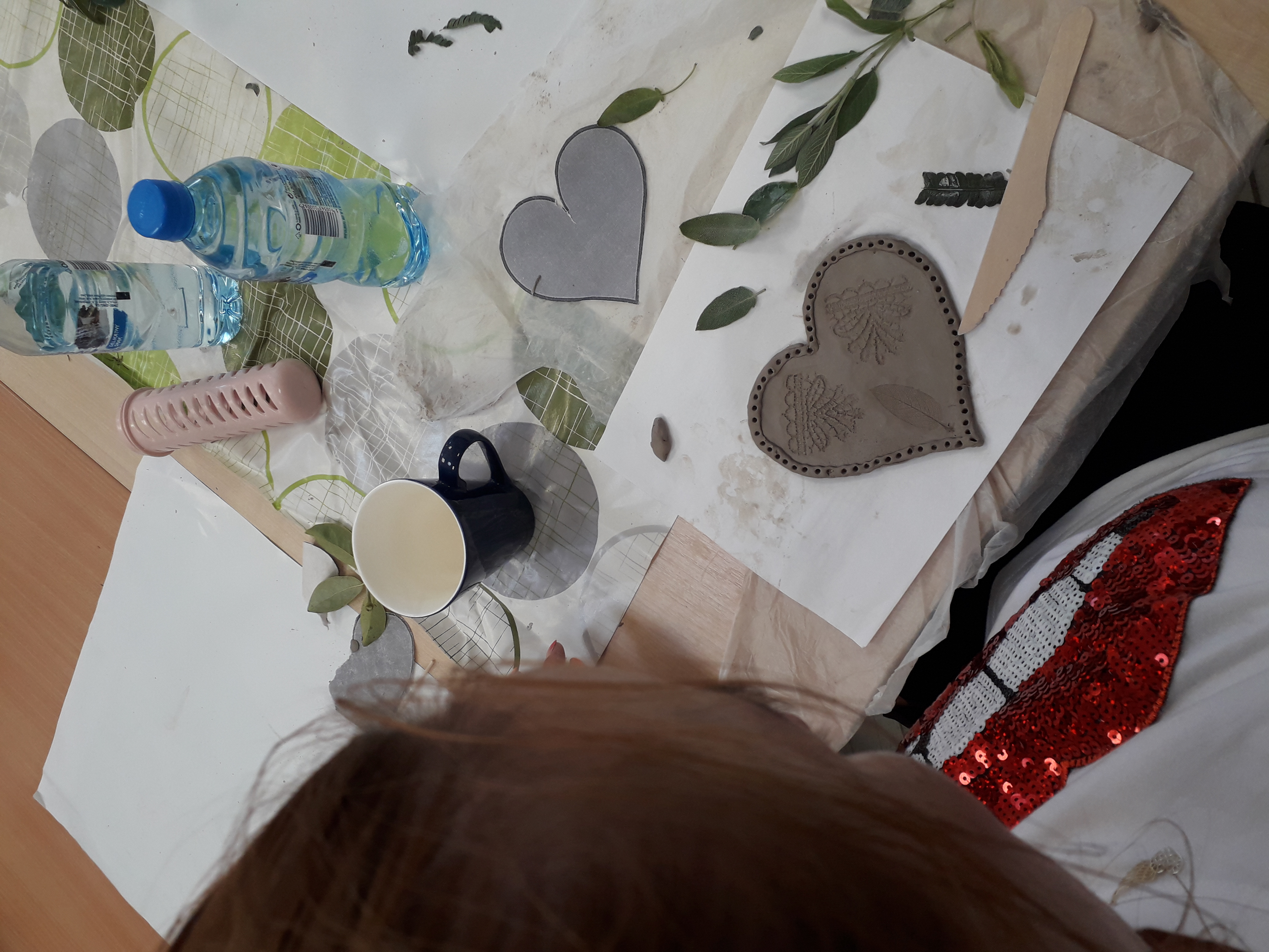 Serce z gliny ze wzorami wykonanymi przez wolontaruszkę.