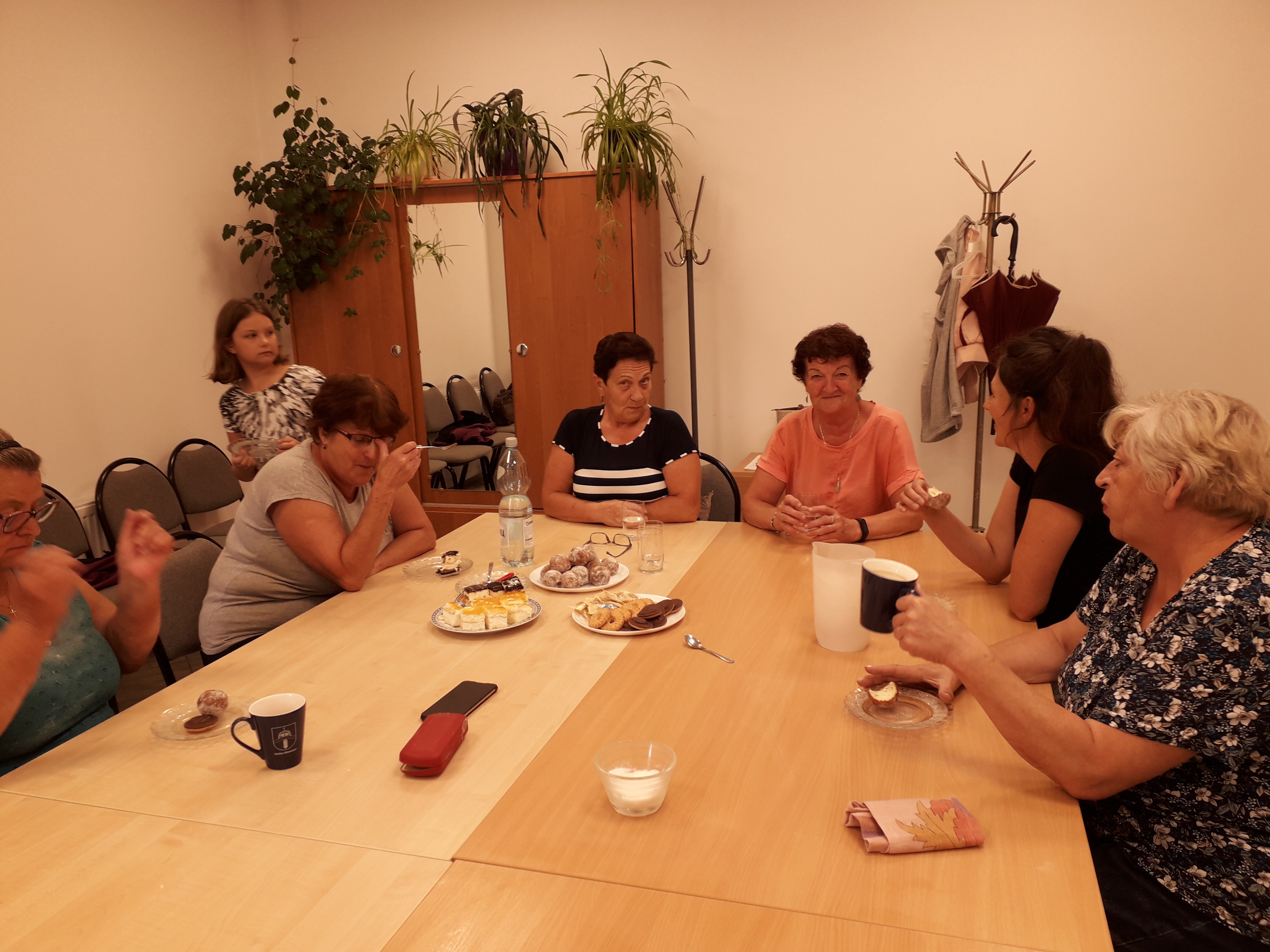 Uczestnicy warsztatów podczas przerwy w pracy, przy kawie i słodkim poczęstunku.