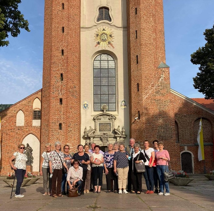 Grupa uczestników wycieczki na tle Katedry Oliwskiej.