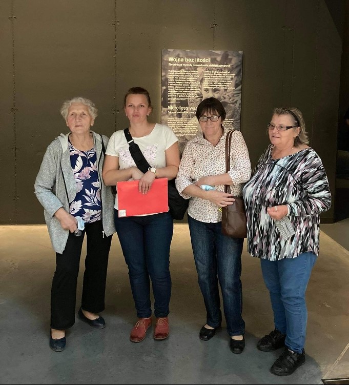 Uczestniczki wycieczki w trakcie zwiedzania wystawy w muzeum.