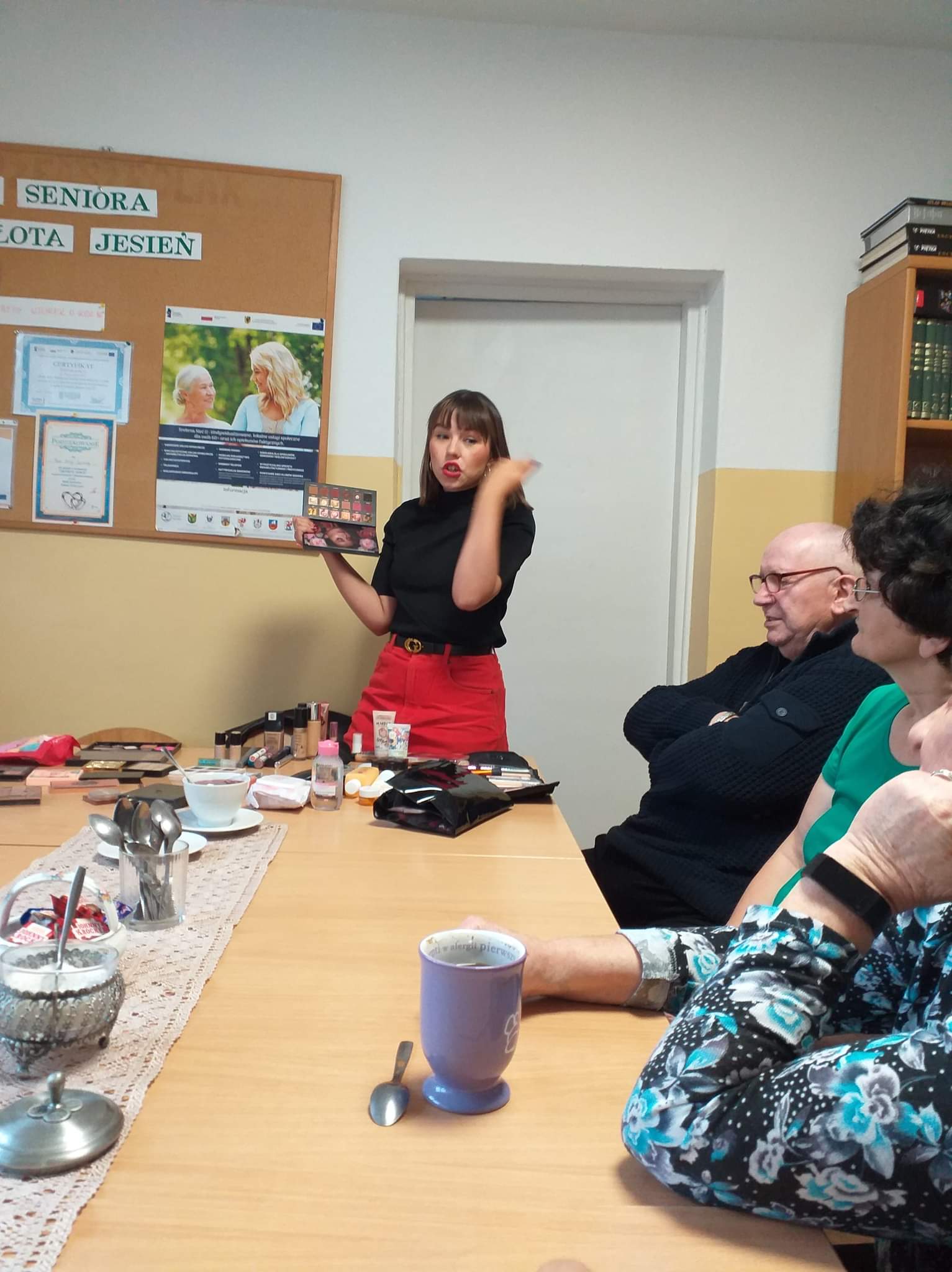 Instruktorka przedstawiająca tajniki makijażu seniorom