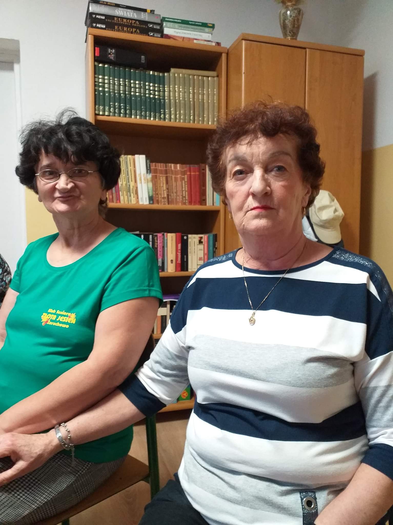 Efekty pracy instruktorki na twarzy jednej z seniorek