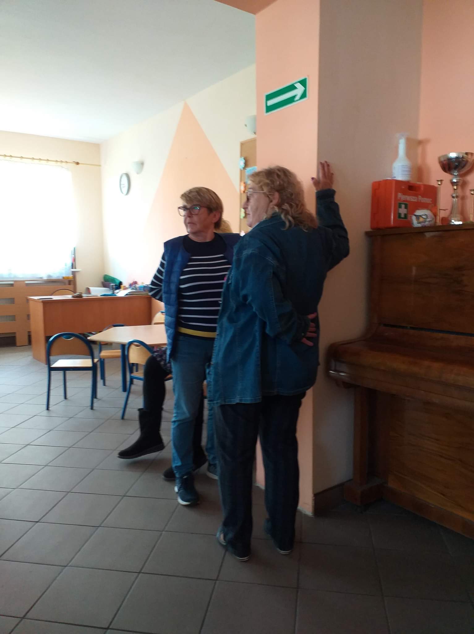 Seniorzy podczas zajęć sportowo-ruchowych