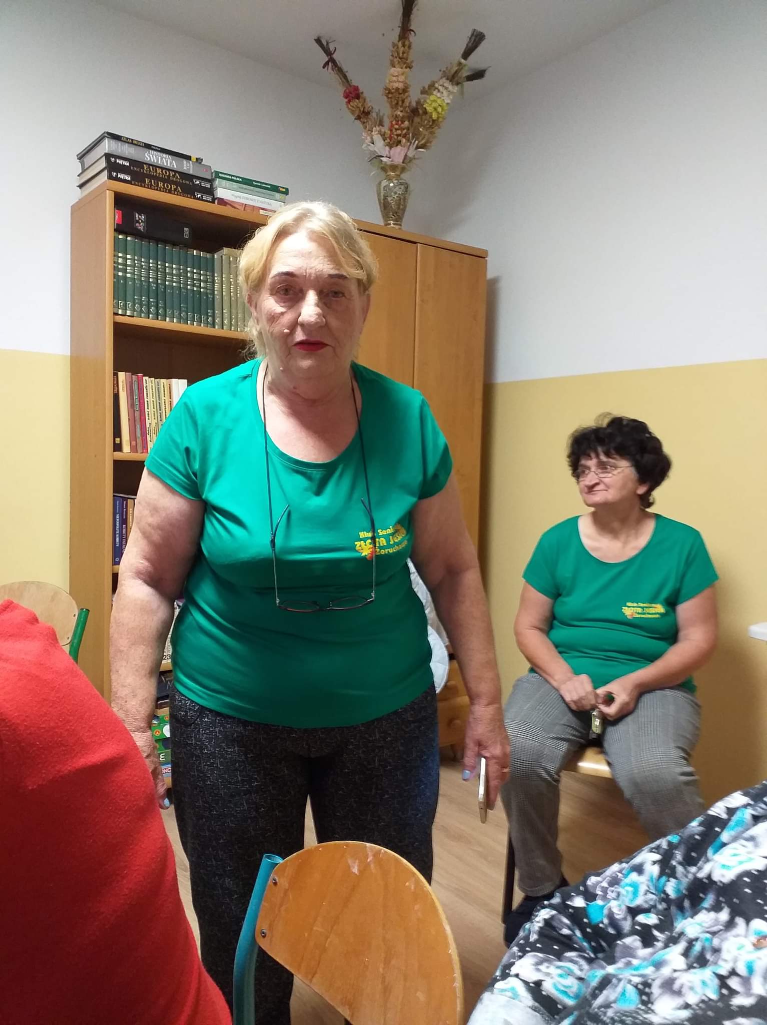 Seniorka pozująca do zdjęcia