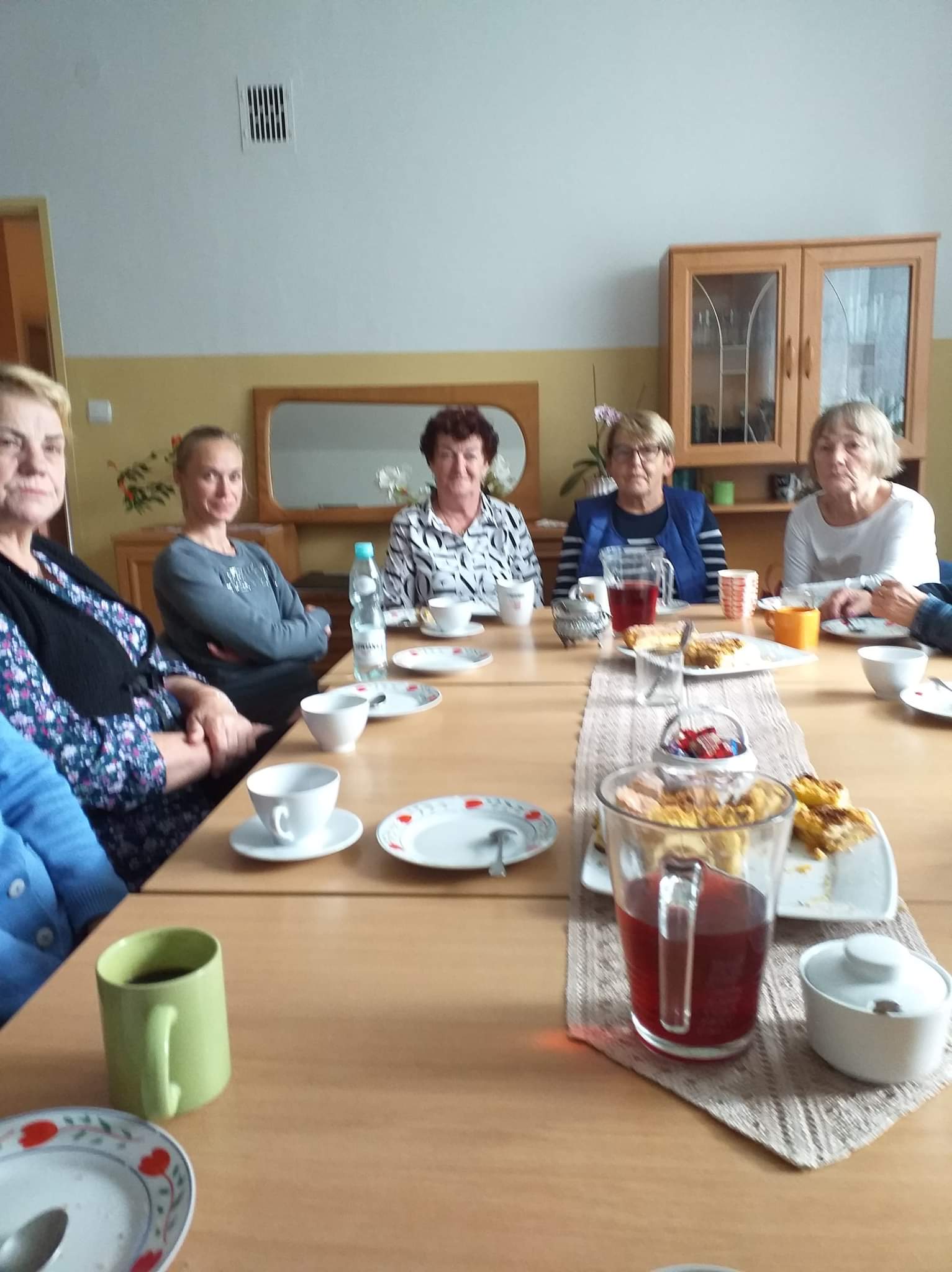 Odpoczynek seniorów po zajęciach, przy poczęstunku