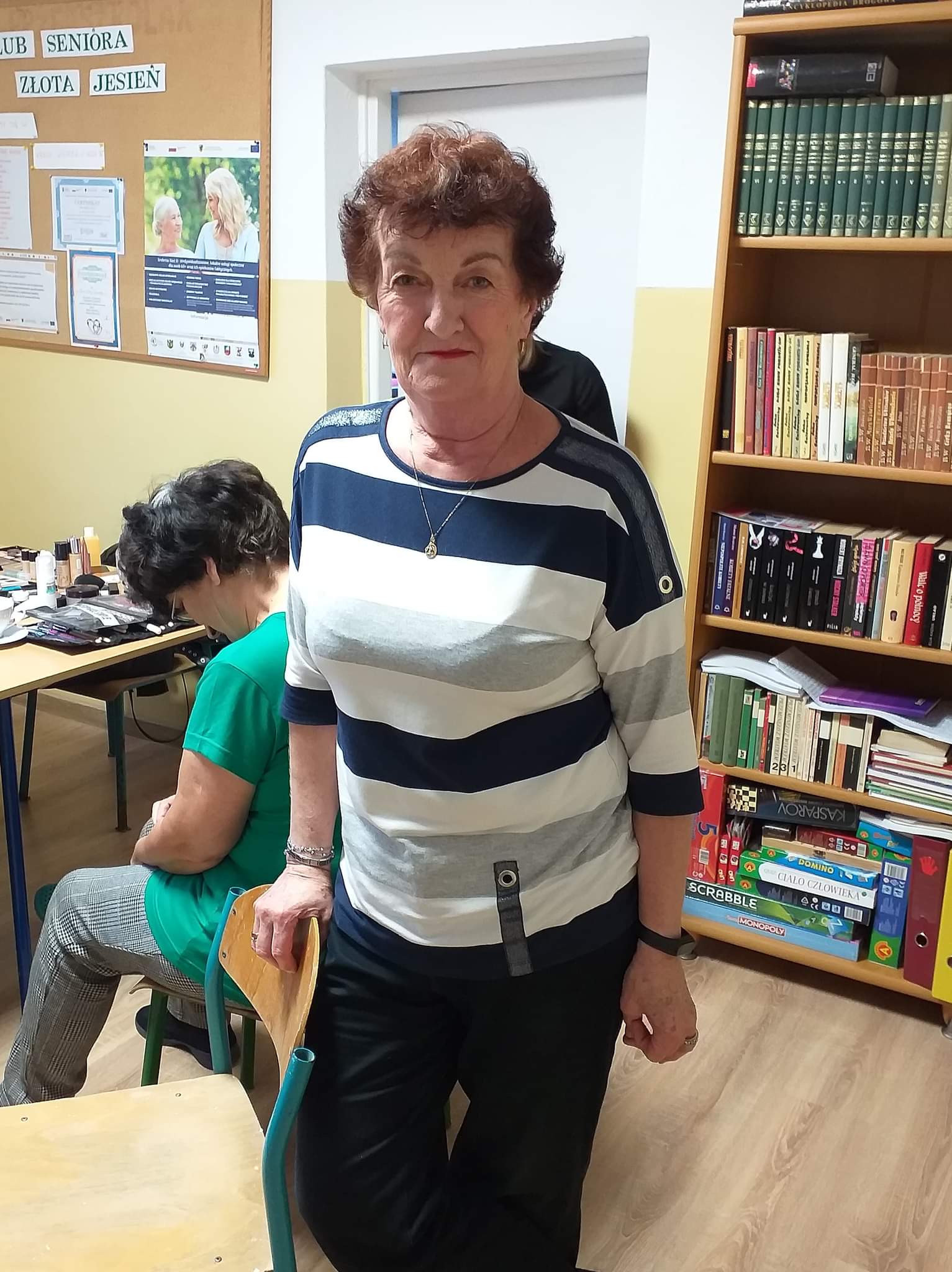 Seniorka pozująca do zdjęcia