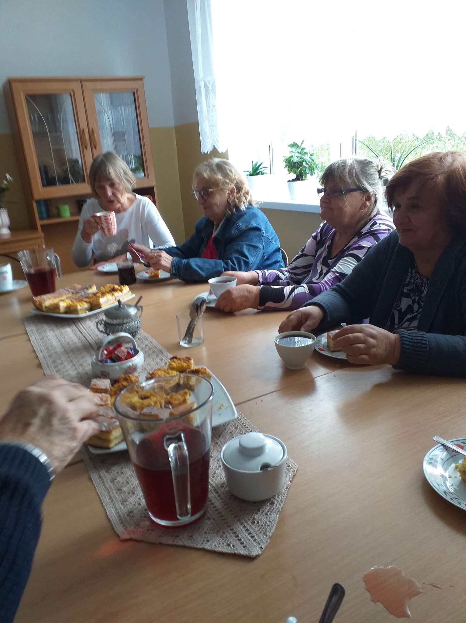 Odpoczynek seniorów po zajęciach, przy poczęstunku