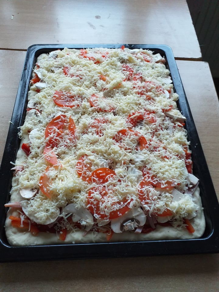 pizza na blasze przed włożeniem do piekarnika