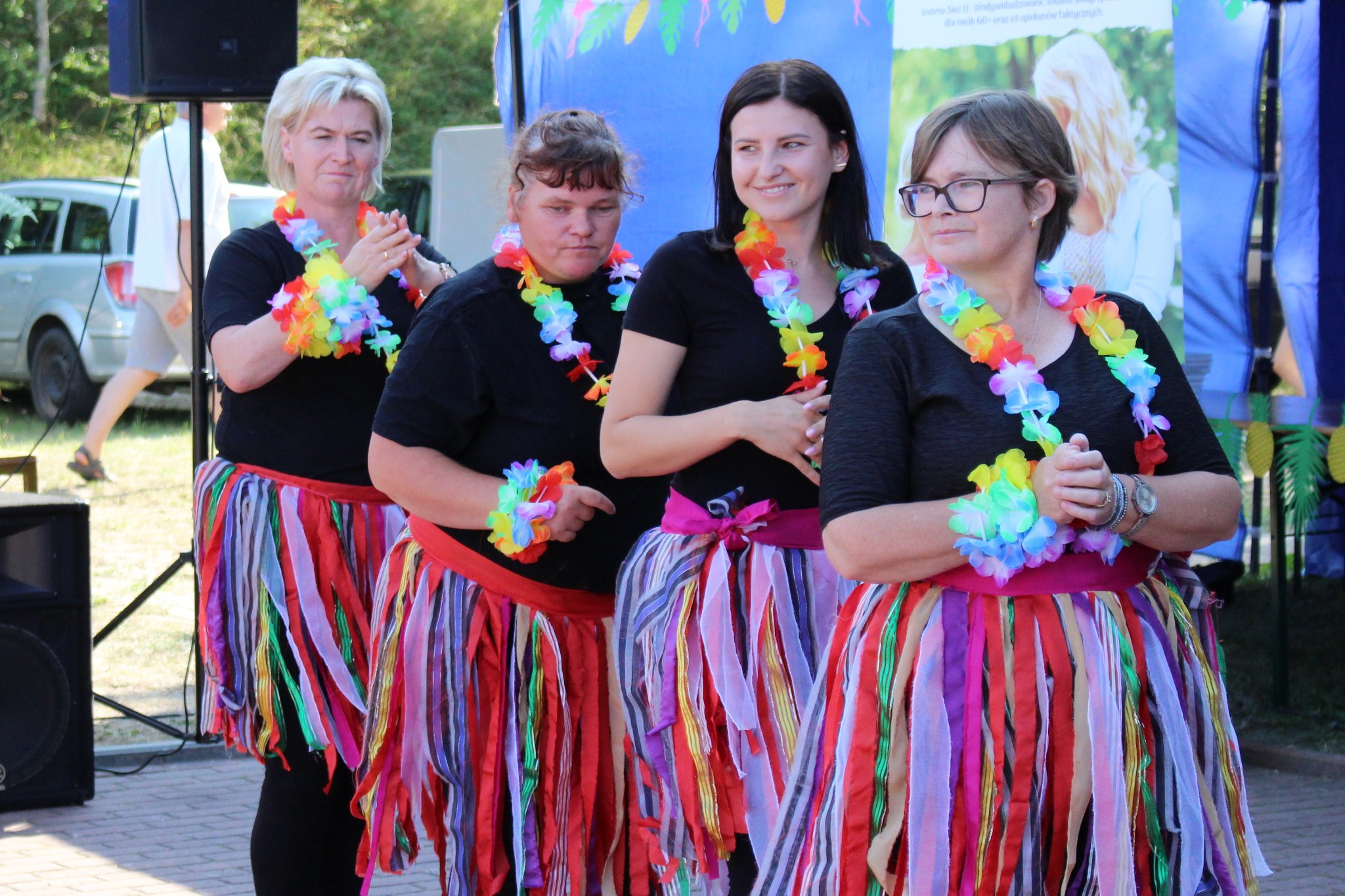 Uczestnicy Środowiskowego Domu Samopomocy wraz z opiekunami podczas występu tanecznego