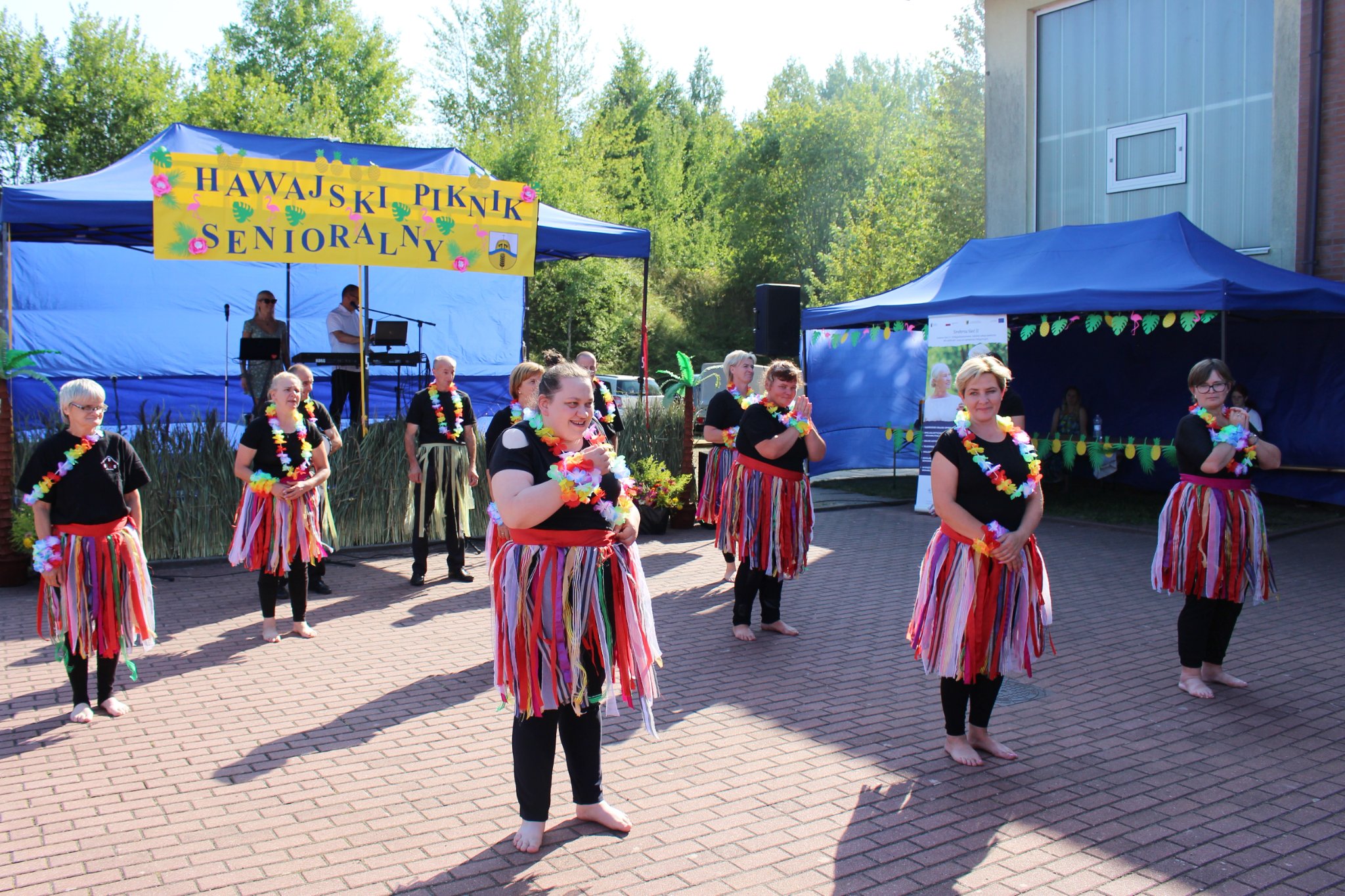 Uczestnicy Środowiskowego Domu Samopomocy wraz z opiekunami podczas występu tanecznego