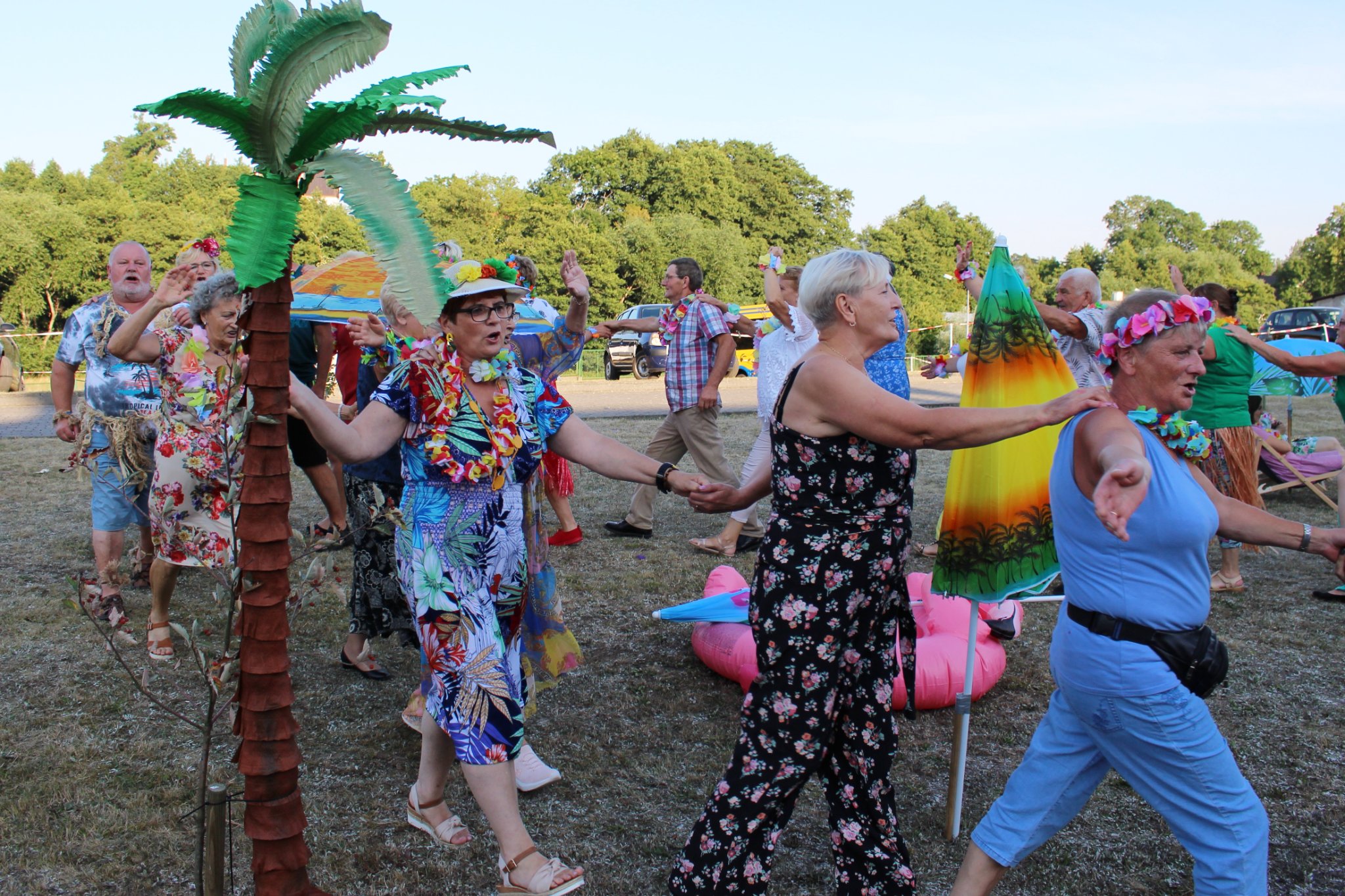 Uczestnicy pikniku podczas zabawy tanecznej