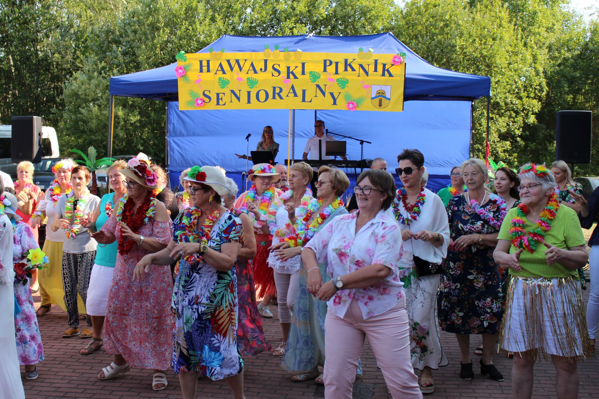 Uczestnicy Środowiskowego Domu Samopomocy uczący uczestników pikniku zaprezentowanego podczas występu tańca