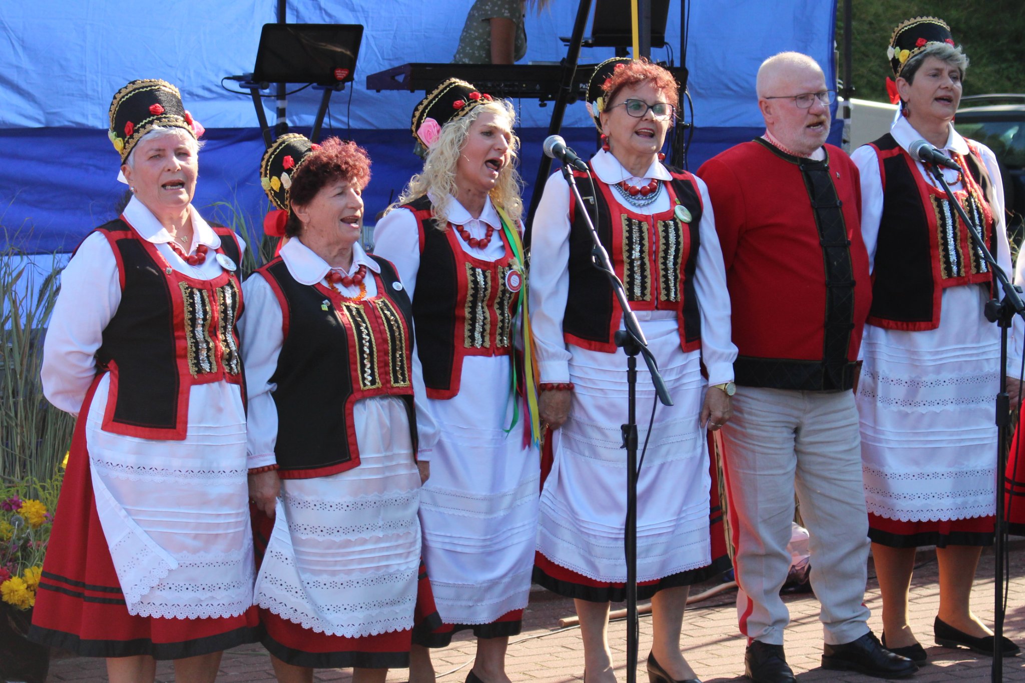 Członkowie zespołu Klęcinianki podczas występu wokalno-muzycznego