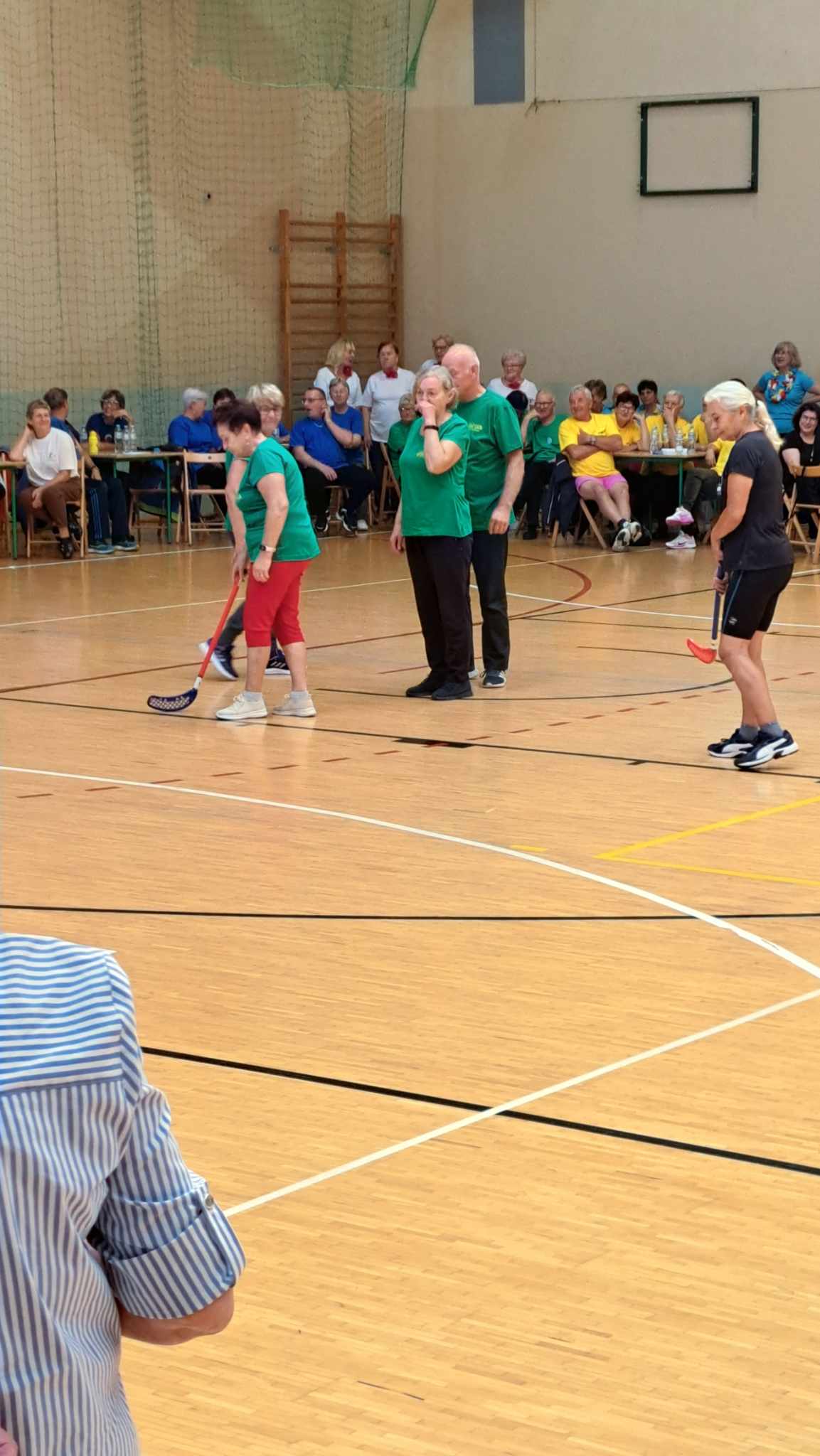 Seniorzy w trakcie rywalizacji sportowych.