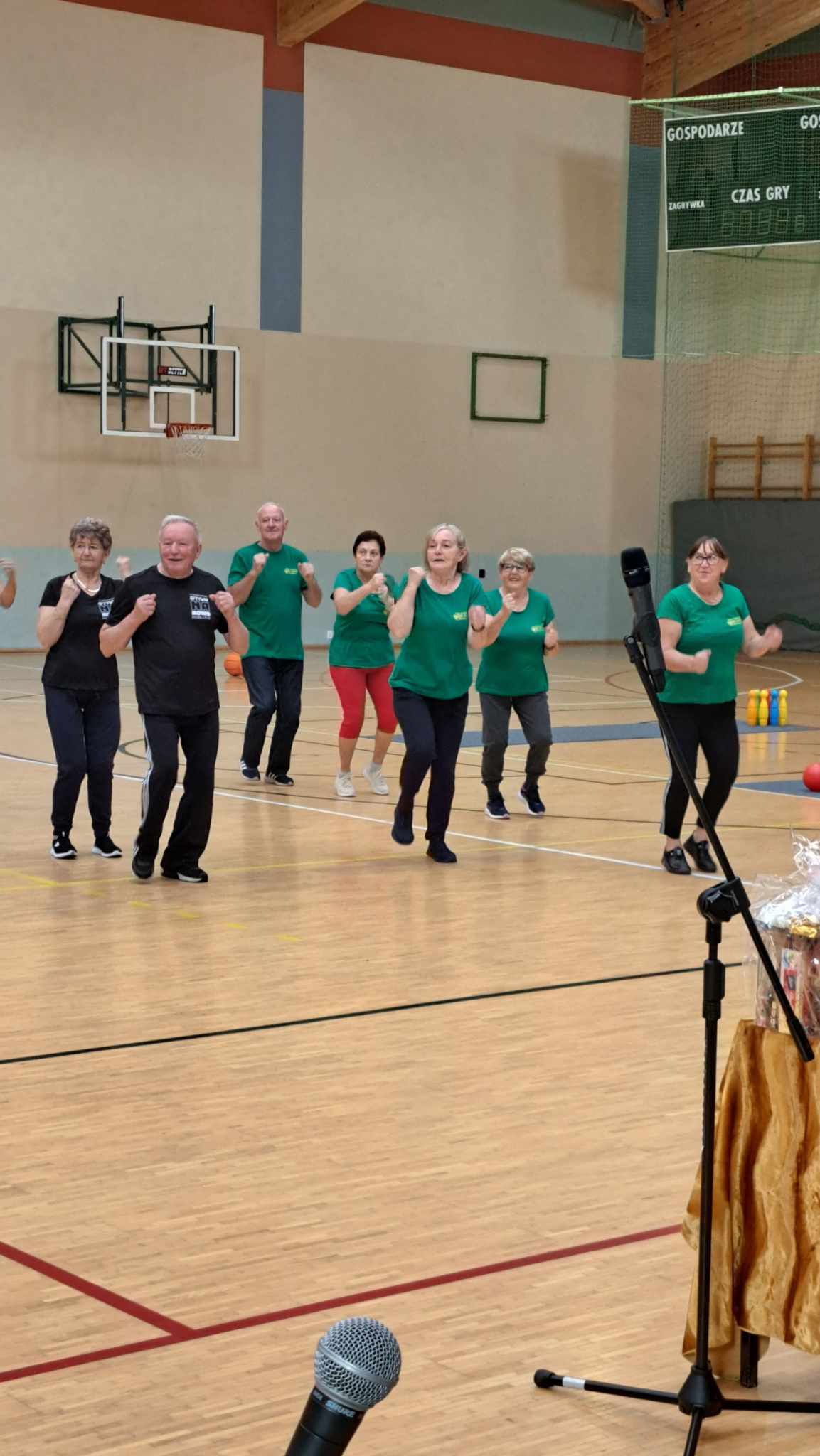 Seniorzy w trakcie rywalizacji sportowych