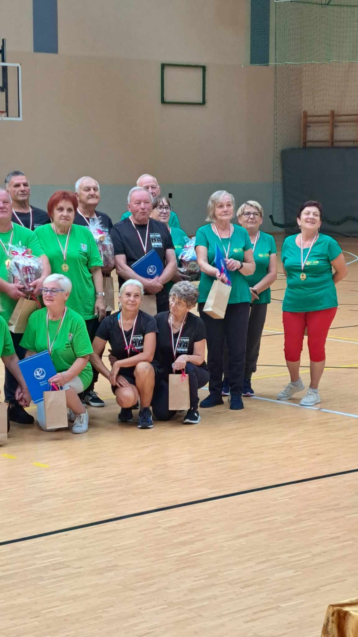 Niekompletne zdjęcie grupowe z uczestnikami Senioriady.