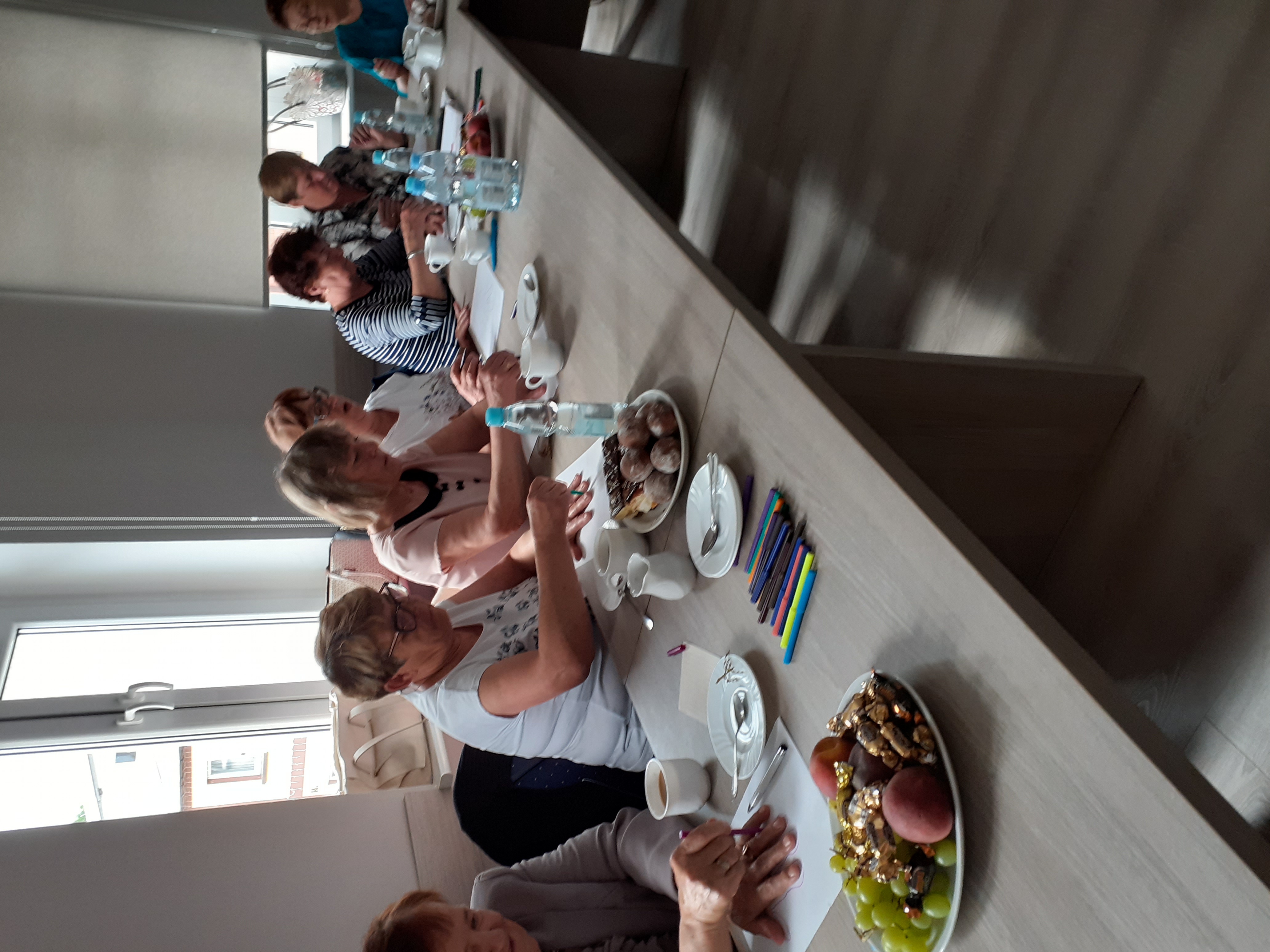 Uczestnicy szkolenia siedzący przy stole 