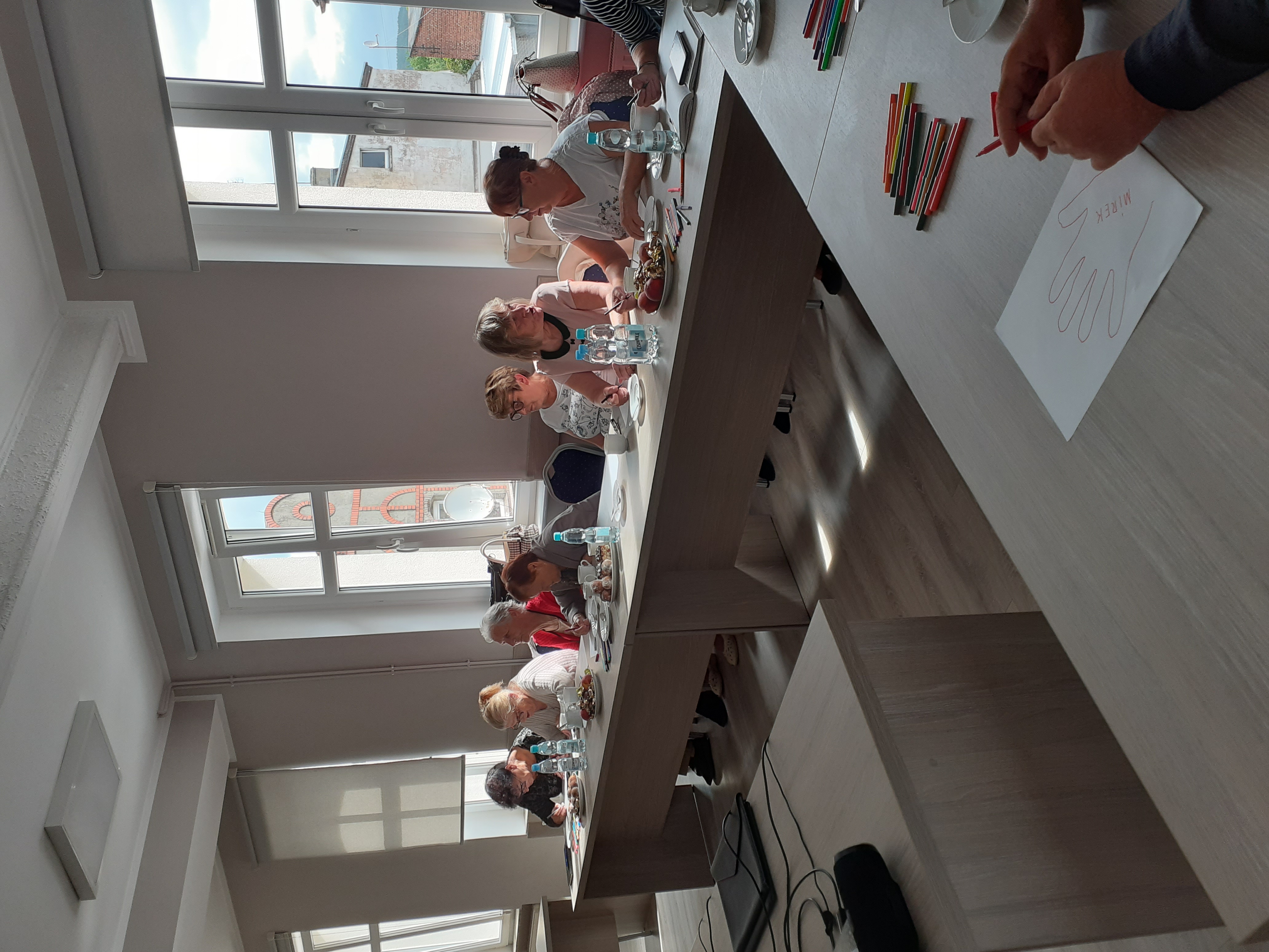 Uczestnicy szkolenia siedzący przy stole 