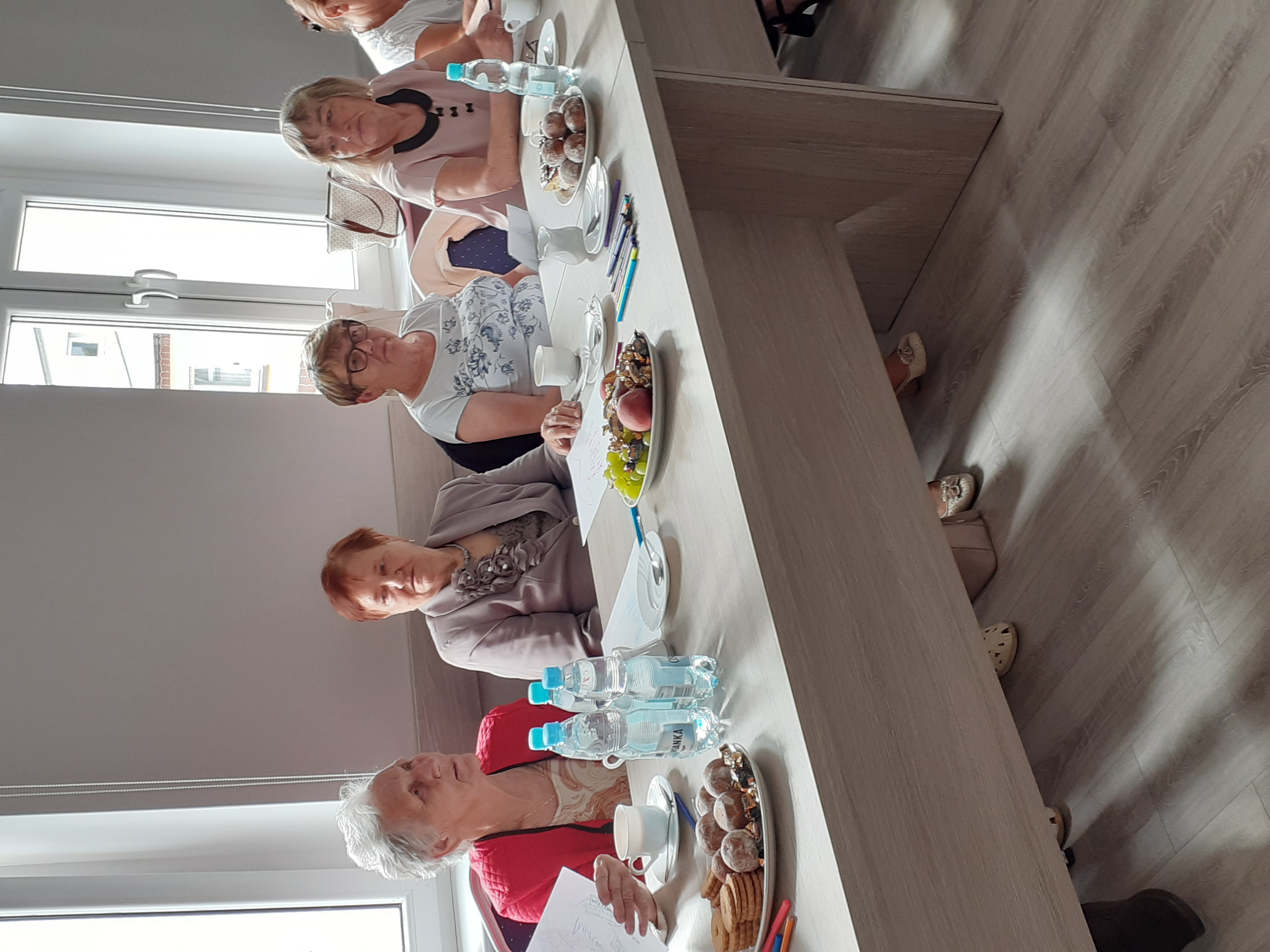 Uczestnicy szkolenia siedzący przy stole 