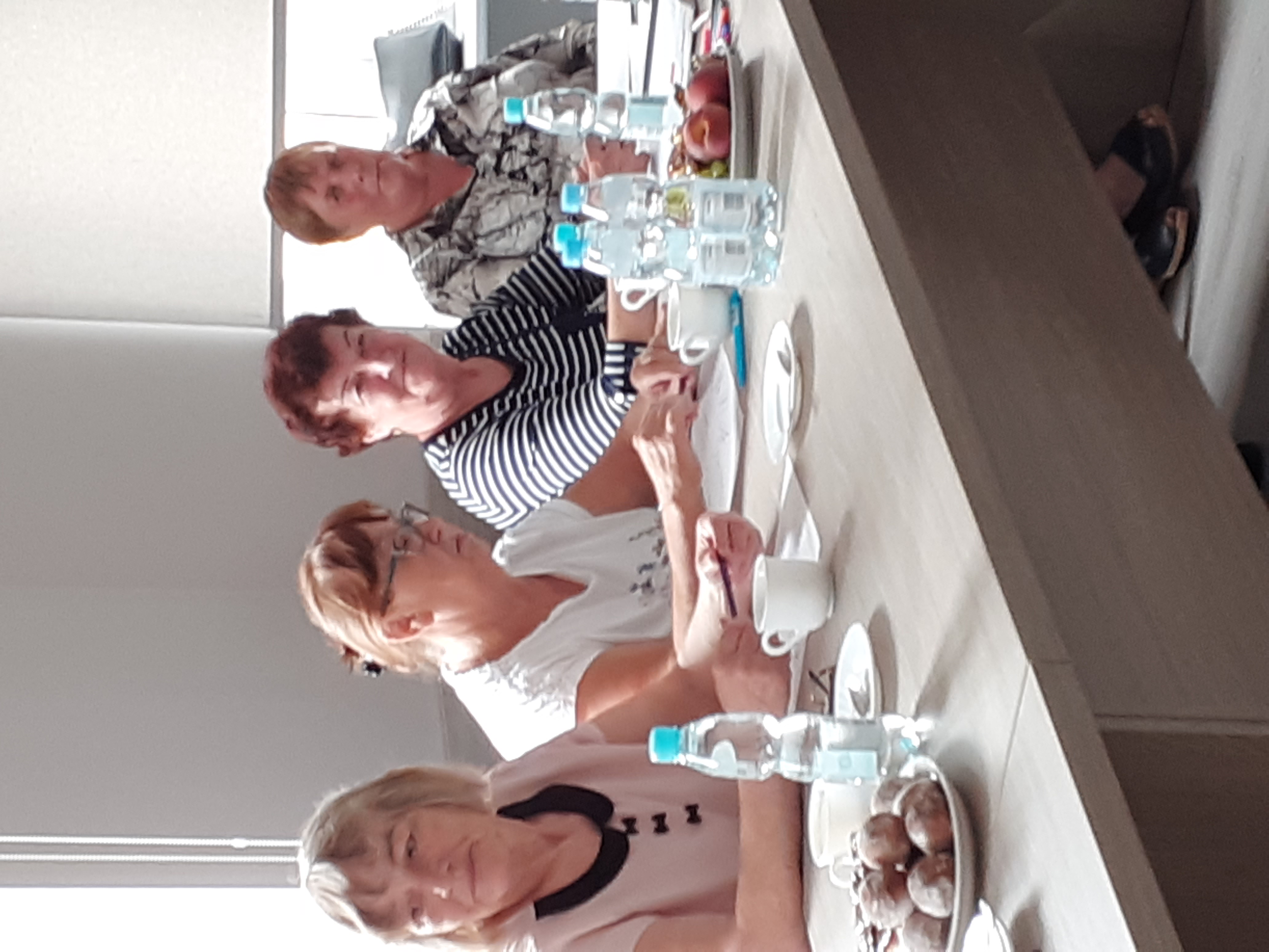 Uczestnicy szkolenia siedzący przy stole 