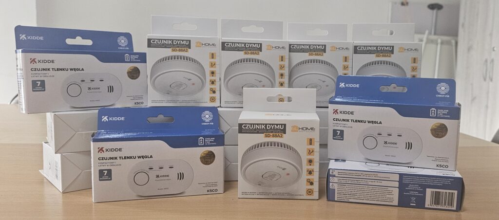 obrazek przedstawia czujniki dwutlenku węgla oraz czujniki dymu