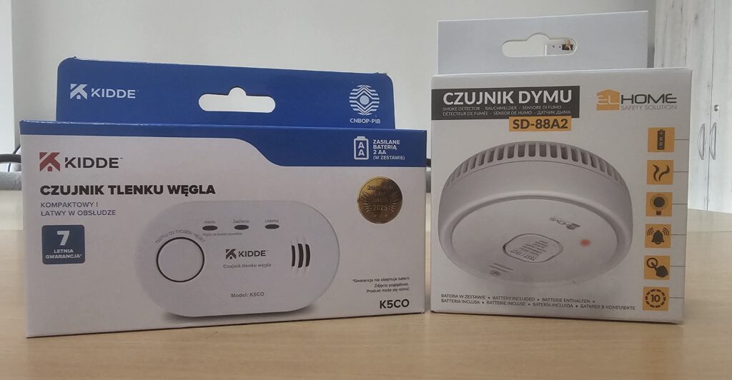 zdjęcie przedstawia czujnik dwutlenku węgla i czujnik dymu